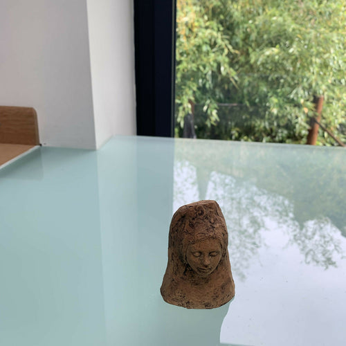 sculpture_petite_tete_de_femme_les_yeux_fermes_avec_coiffe_decoree_et_gravee_jade_sculptures copie | EMPREINTES Paris - EMPREINTES Paris