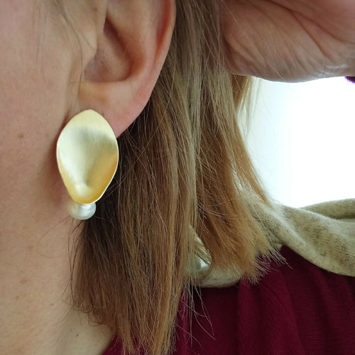 boucles_doreilles_laiton_en_or_brosse_gouttes_perles_coquillage_berengere_bourdil copie | EMPREINTES Paris - EMPREINTES Paris