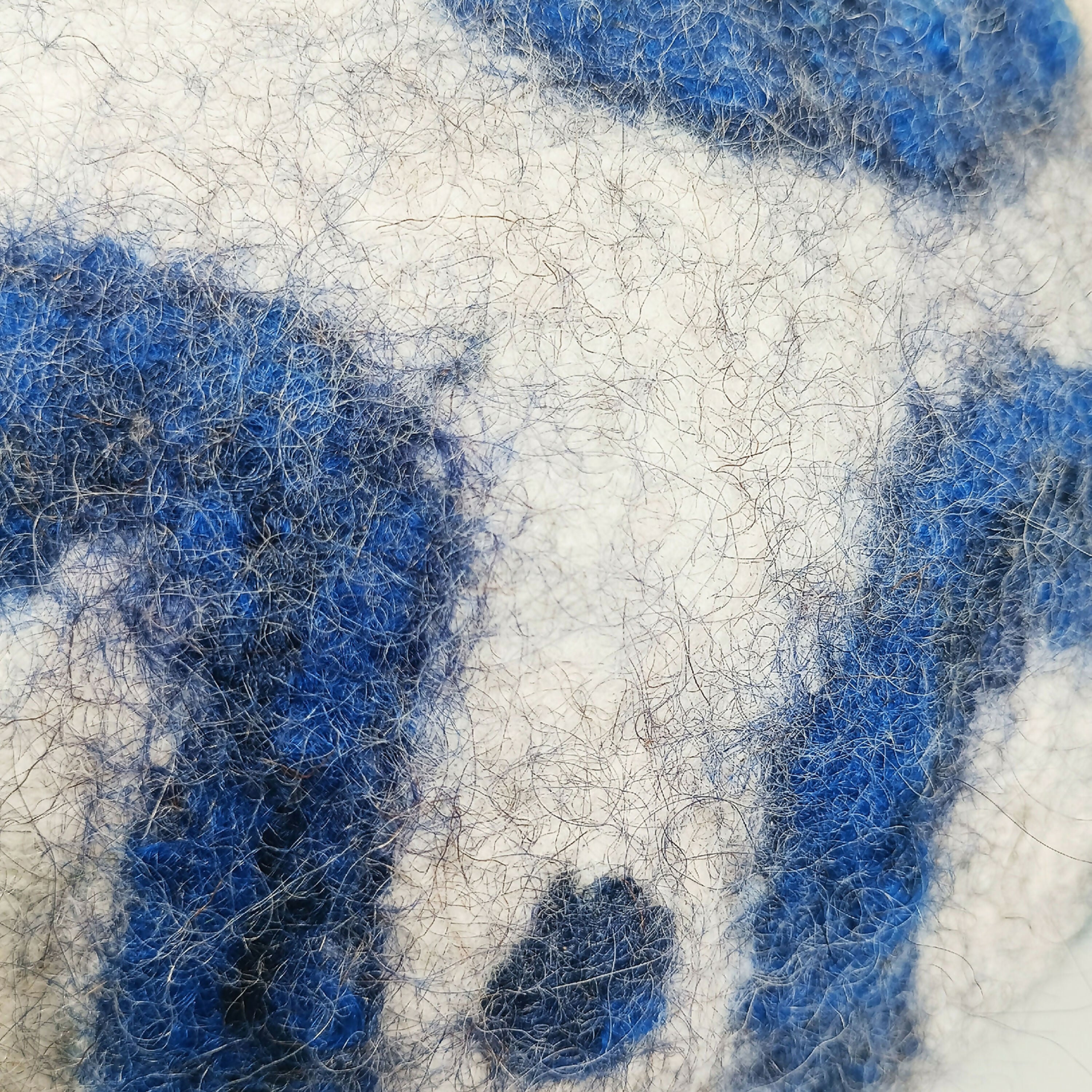 vide_poche_ecru_decor_ondulant_bleu_en_feutre_de_laine_atelier_lanzetta copie | EMPREINTES Paris