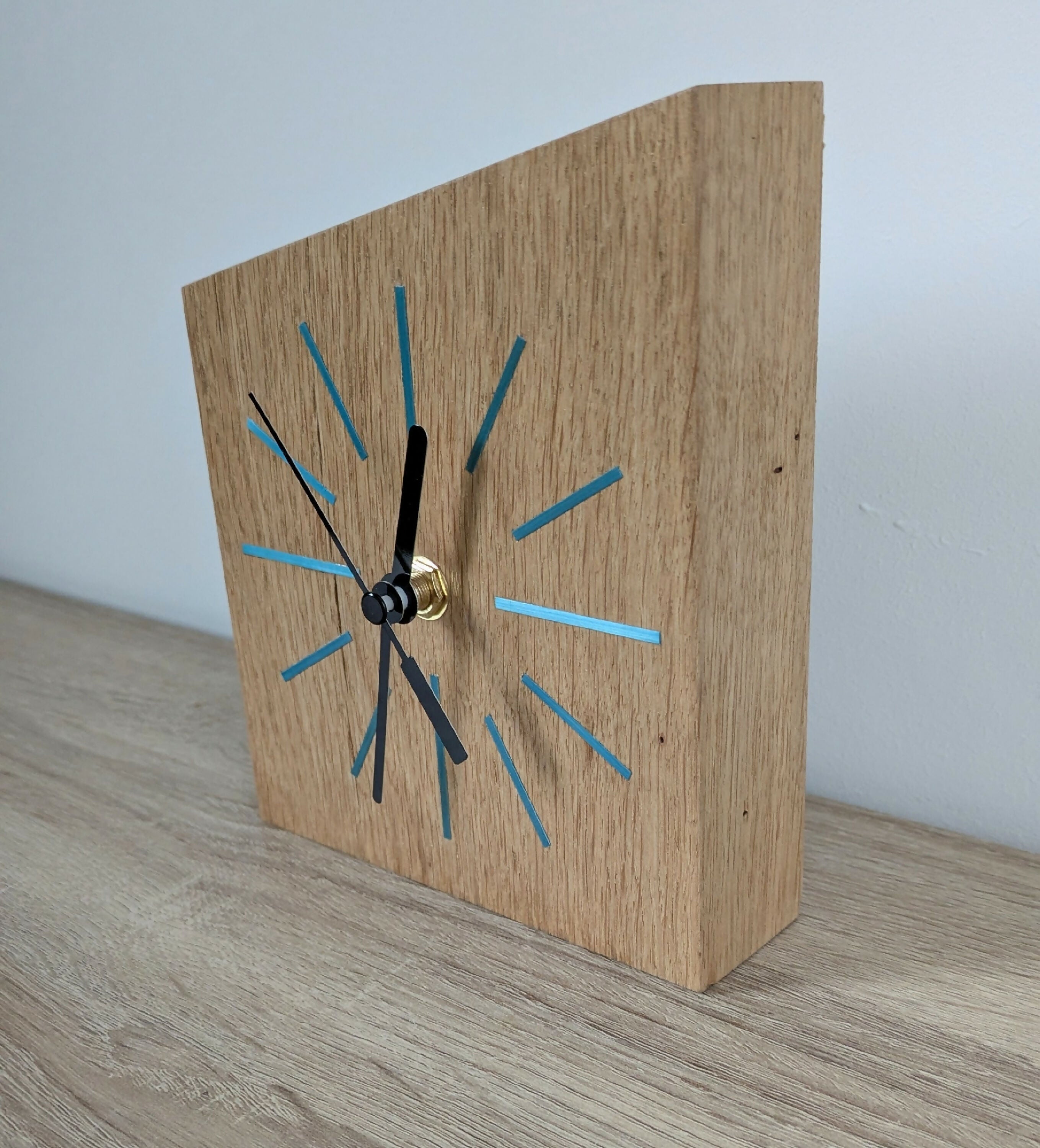 Horloge de bureau en Chêne massif et Marqueterie de paille Bleue | EMPREINTES Paris