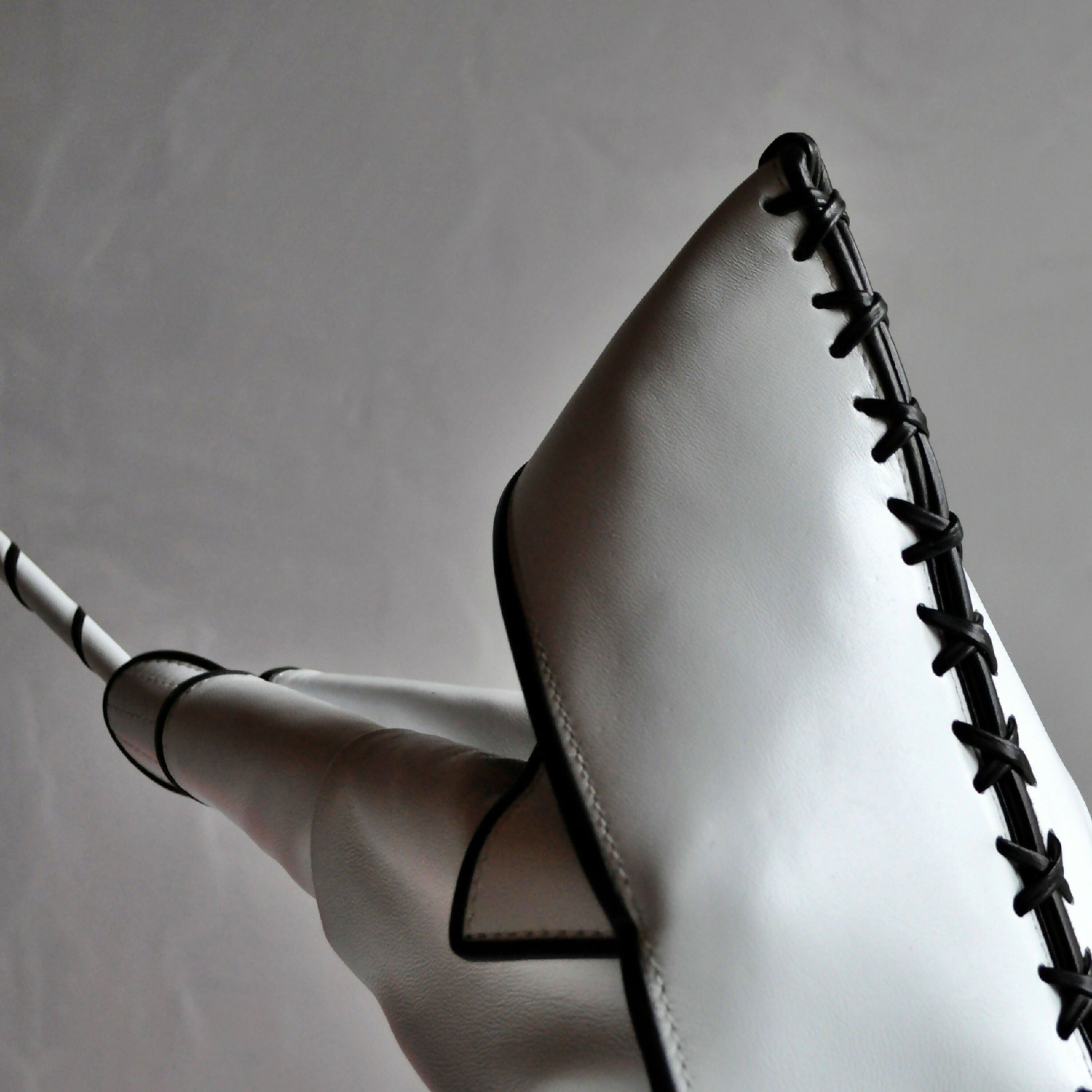 Sculpture cuir Kendo blanc | EMPREINTES Paris