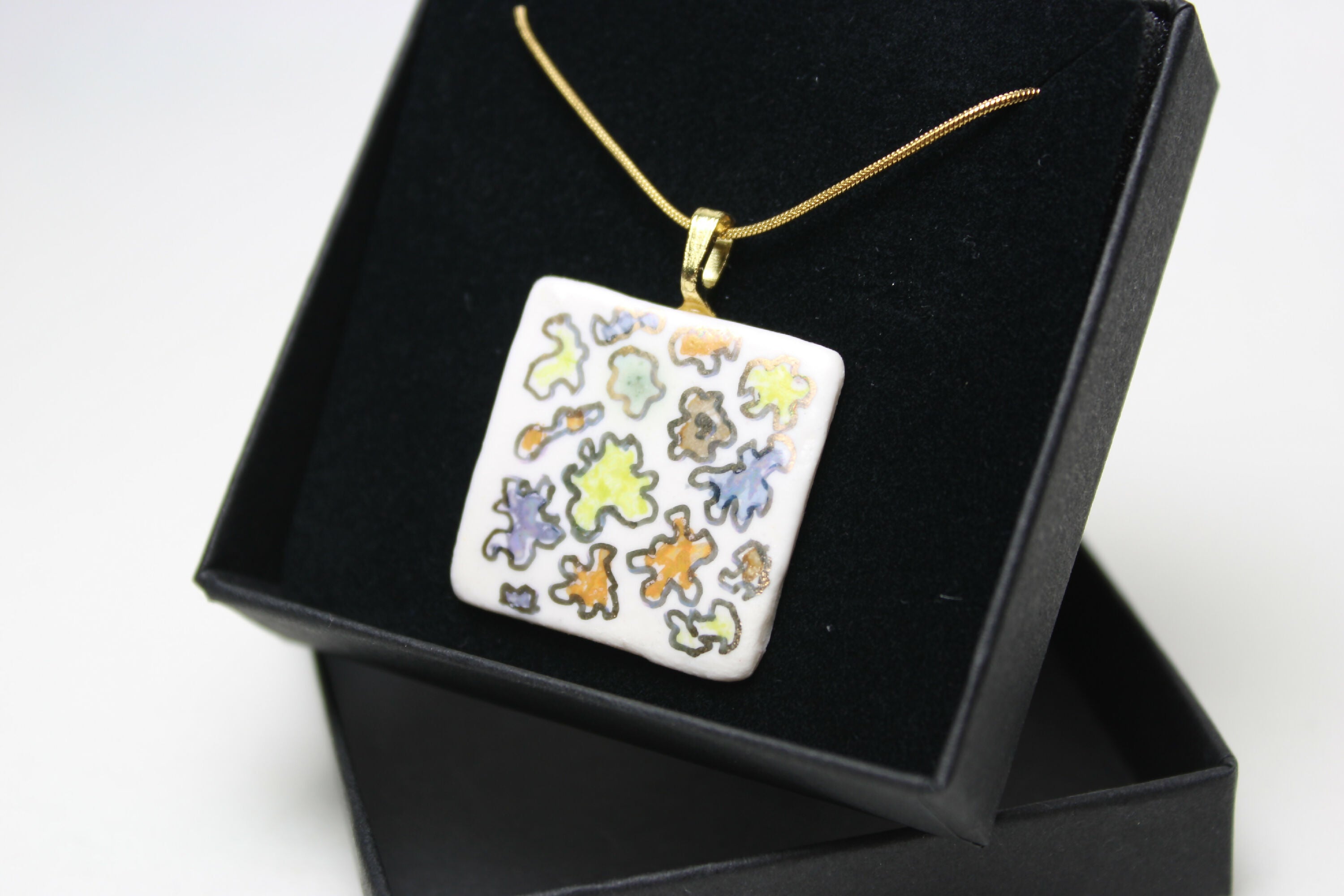 pendentif_en_porcelaine_avec_motif_en_or_et_lustres_colores_sara_grace_wevill | EMPREINTES Paris