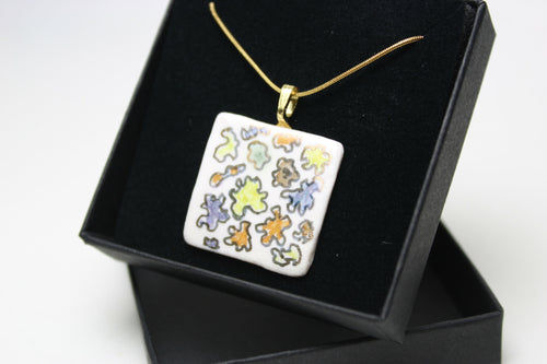 pendentif_en_porcelaine_avec_motif_en_or_et_lustres_colores_sara_grace_wevill | EMPREINTES Paris - EMPREINTES Paris