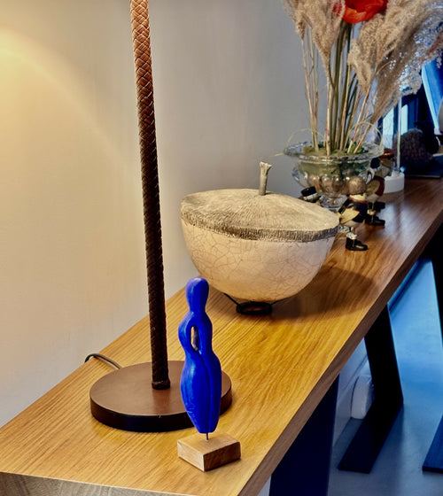 Figurine 28 en pierre calcaire, patine bleu Majorelle, socle en teck rouge | EMPREINTES Paris - EMPREINTES Paris