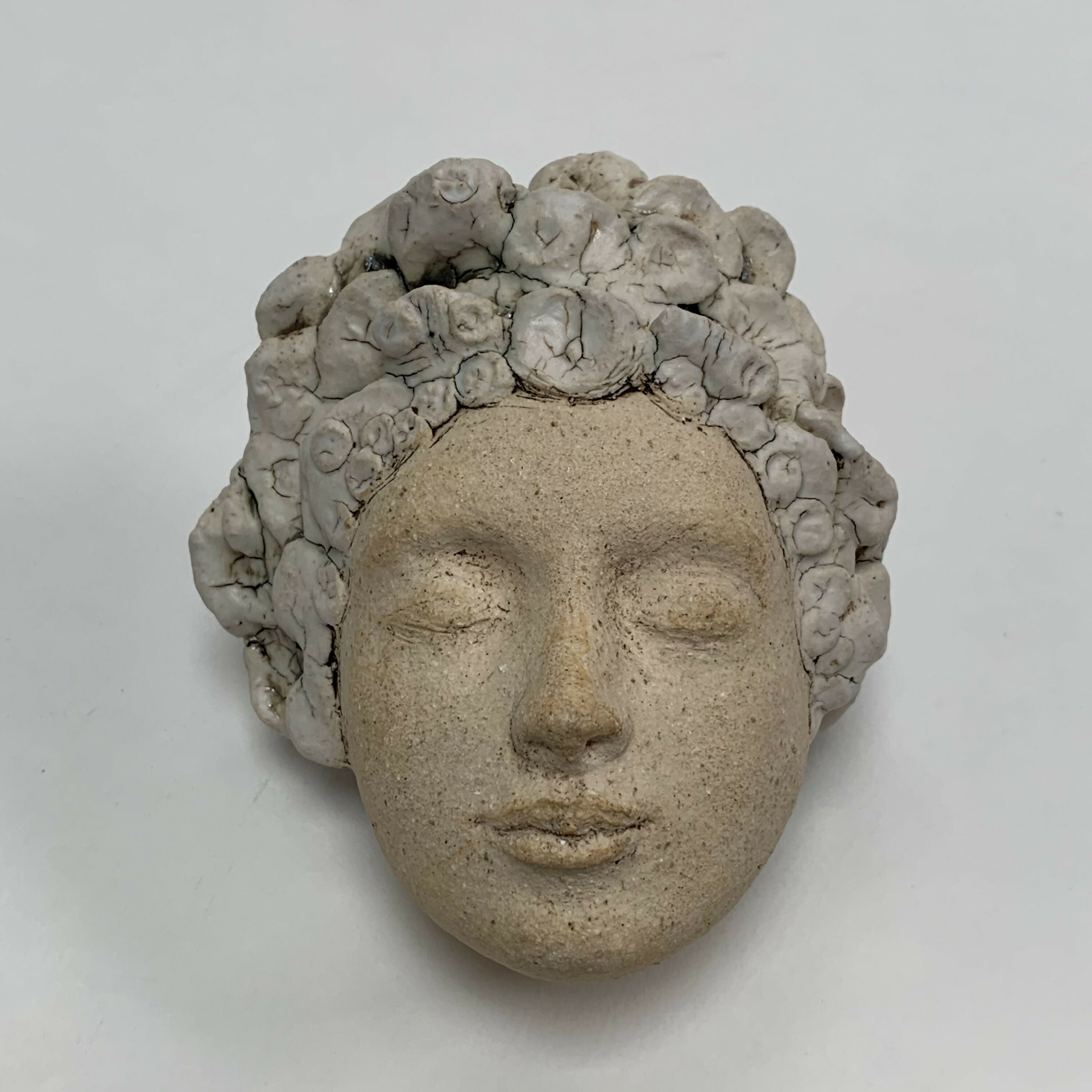 masque_de_femme_avec_sa_couronne_romantique_jade_sculptures copie | EMPREINTES Paris