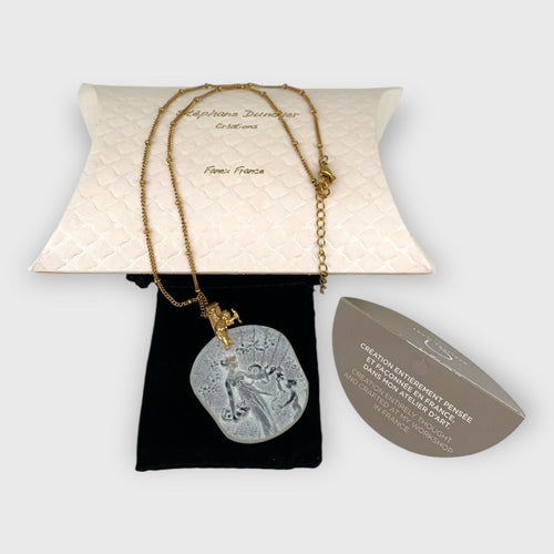 angelot, femme et enfant, bijou symbolique, ethnique, romantique, amoureux, collier pour femme, art déco, art nouveau, idées cadeaux pour elle, saint Valentin, piece unique, bijoux doré, tour de cou, pate de verre, cristal | EMPREINTES Paris - EMPREINTES Paris