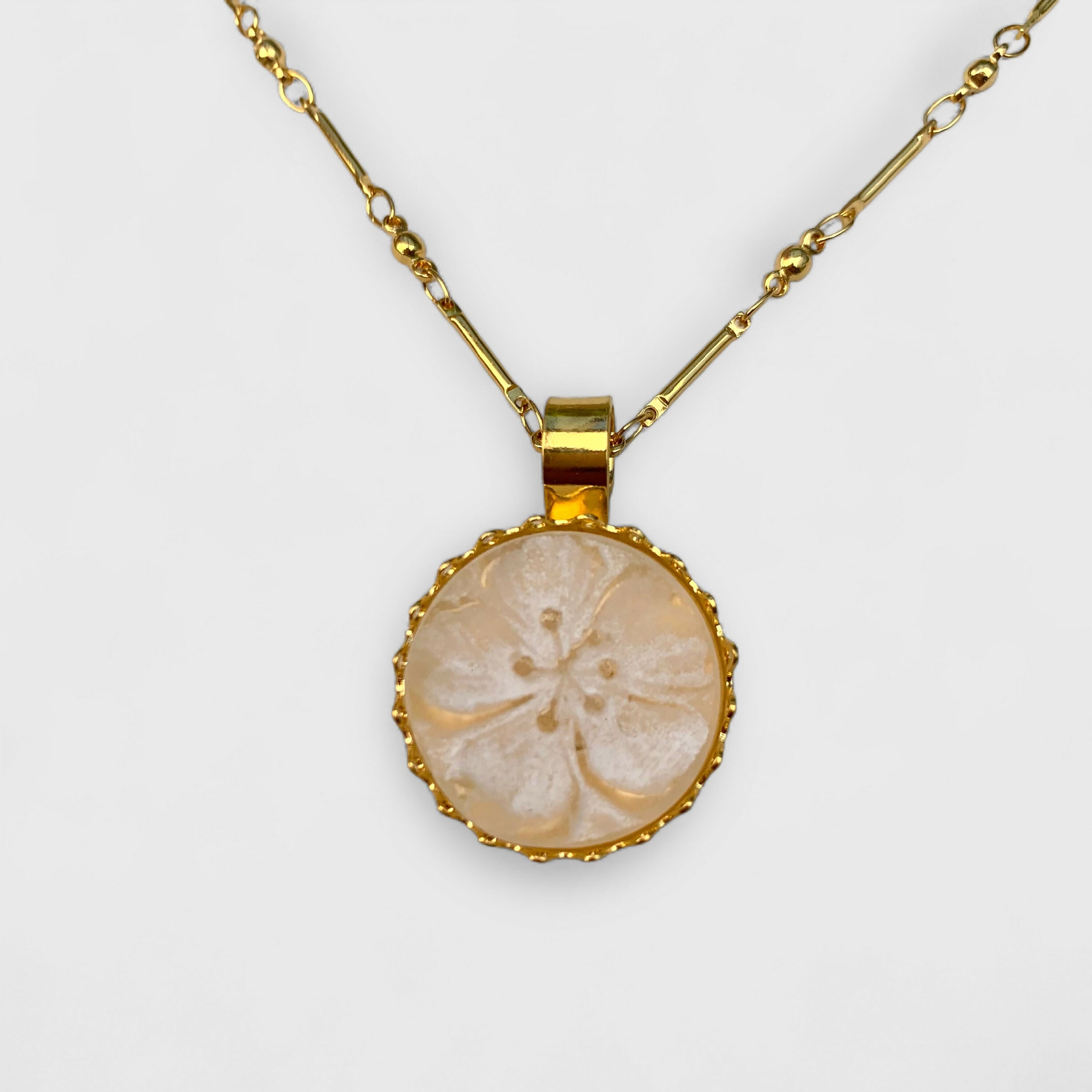 cadeau-bijou-blanc_fleur_floral_frais_printemps_art-nouveau_art-deco_romantique_collier-femme,_bijoux-féminin_artisanat-art_made-in-France_upcycling_bijoux-de-créateur_bohème-chic_bobo-parisien_hippie-chic_bijou-haute-fantaisie,_cadeau-ideal-femme_cadeau-fete-des-meres_cadeau-anniversaire | EMPREINTES Paris