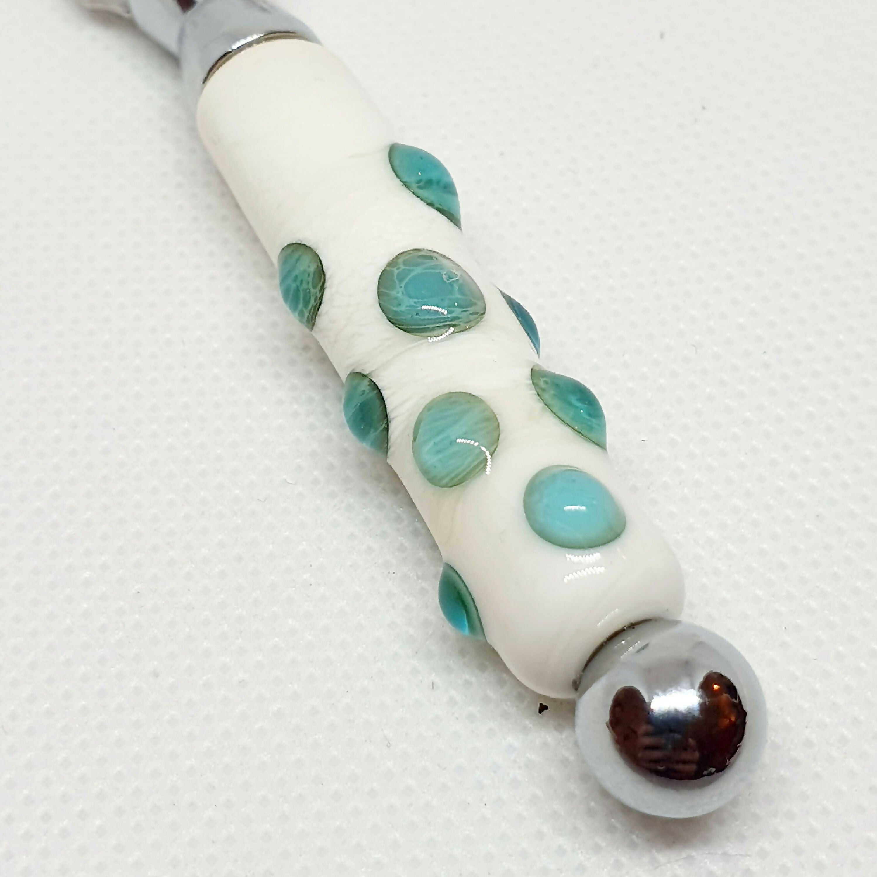 Couteau à beurre en verre ivoire et pois vert marin | EMPREINTES Paris