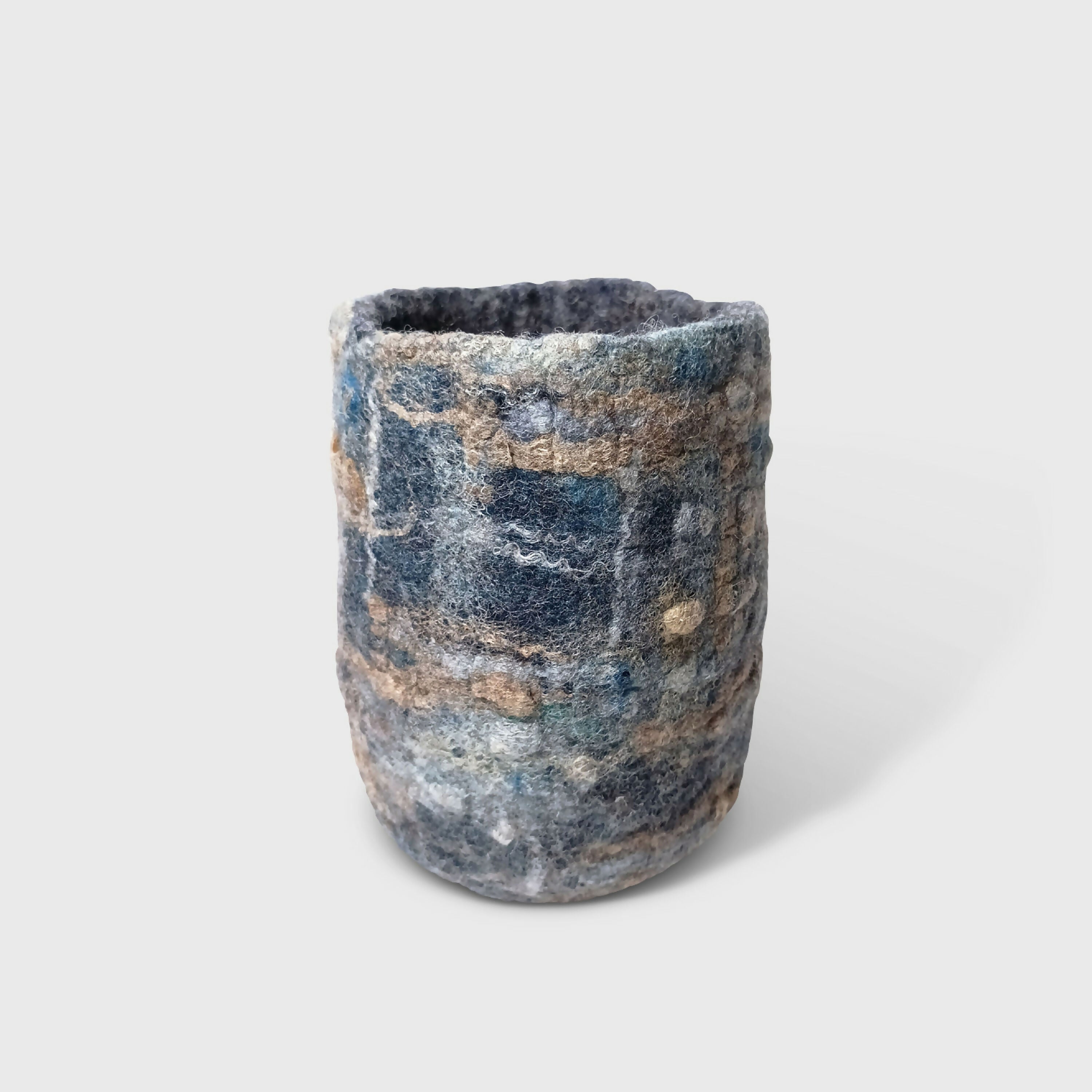 Petit vase haut en feutre de laine bleu indigo et soie mordorée | EMPREINTES Paris