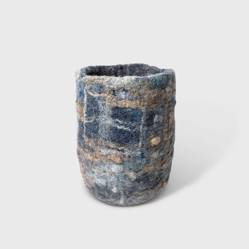 Petit vase haut en feutre de laine bleu indigo et soie mordorée | EMPREINTES Paris - EMPREINTES Paris