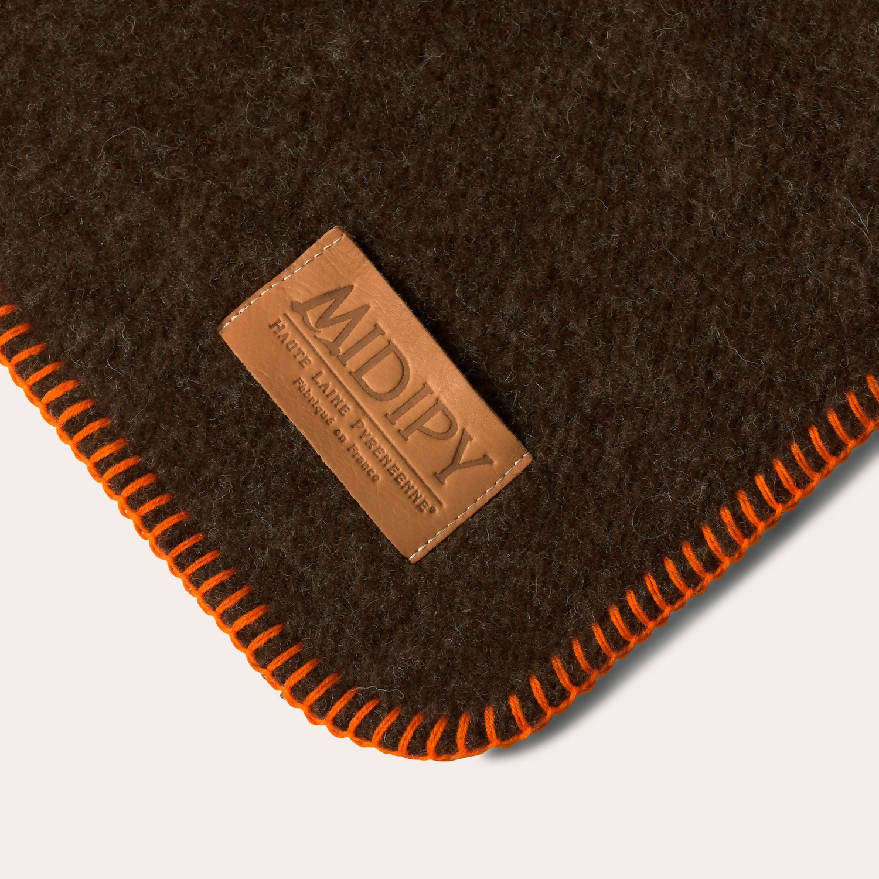 plaid_madres_haute_laine_naturelle_chocolat_finition_tangerine_midipy copie | EMPREINTES Paris