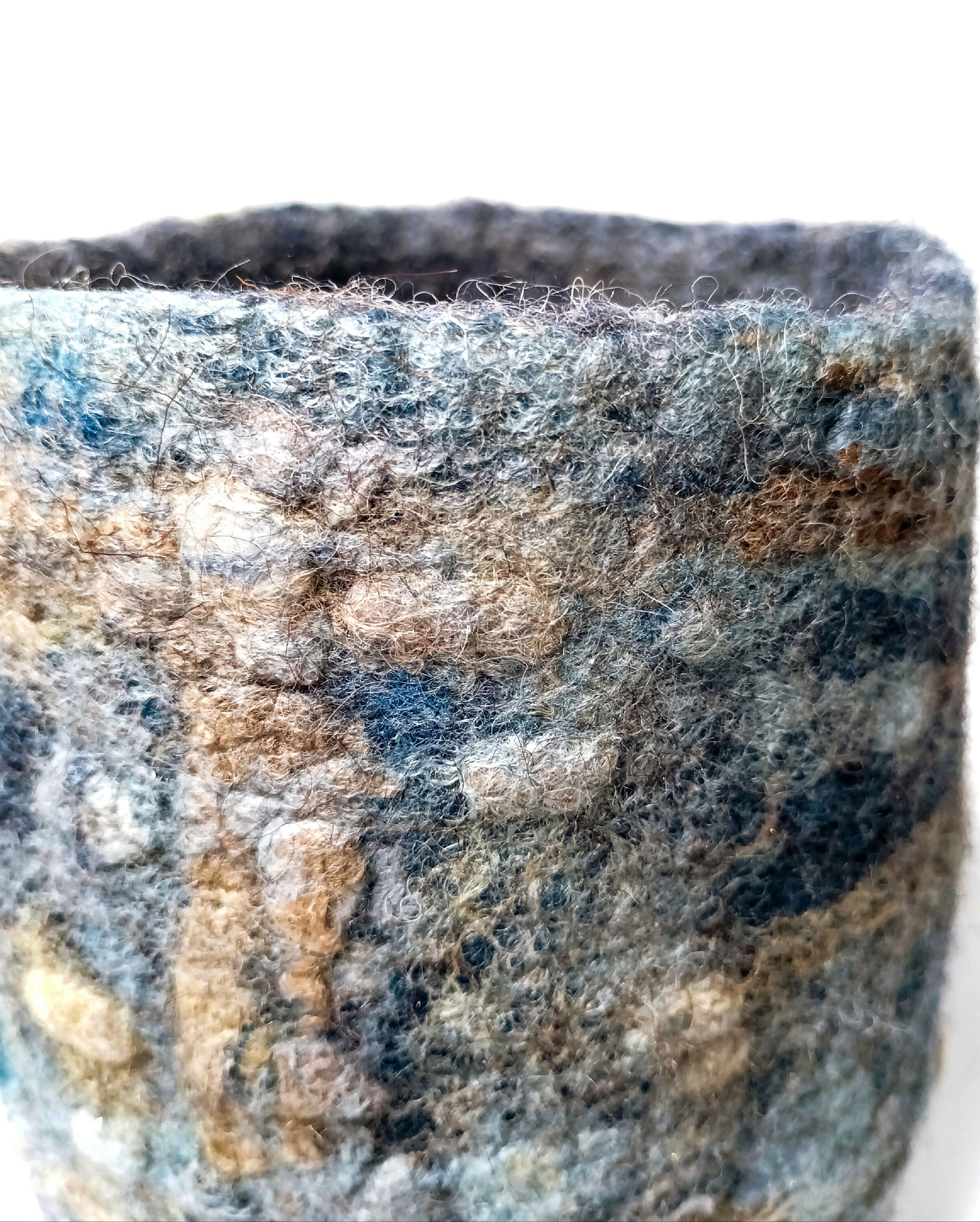 Petit vase haut en feutre de laine bleu indigo et soie mordorée | EMPREINTES Paris