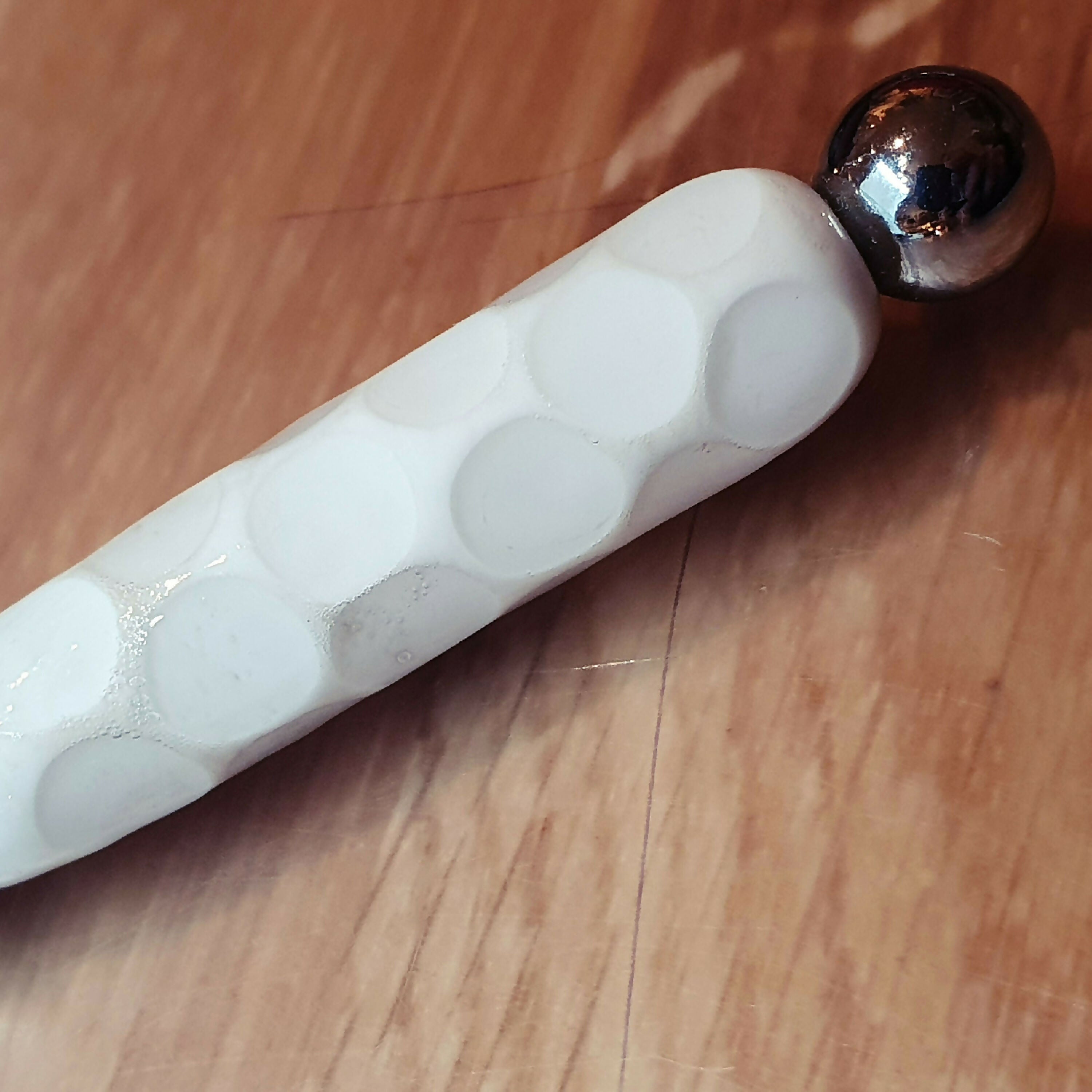 Couteau à beurre en verre blanc facetté | EMPREINTES Paris