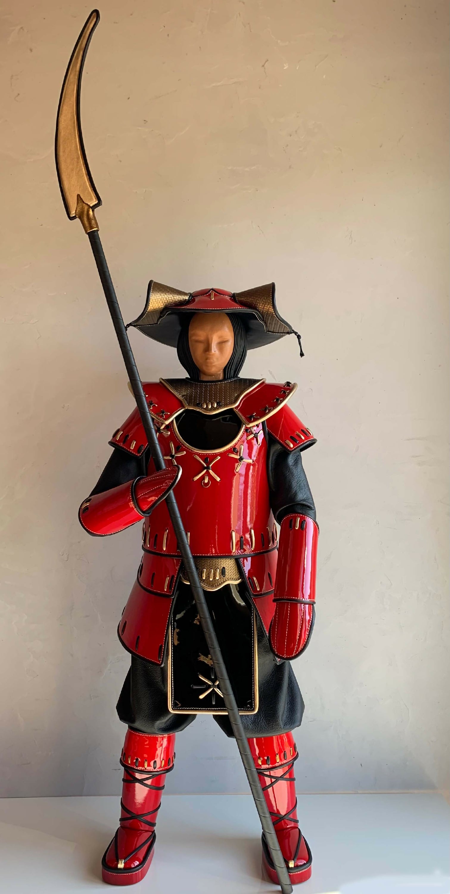 sculpture_samourai_cuir_rouge_sculpture_cuir_annie_delemarle copie | EMPREINTES Paris