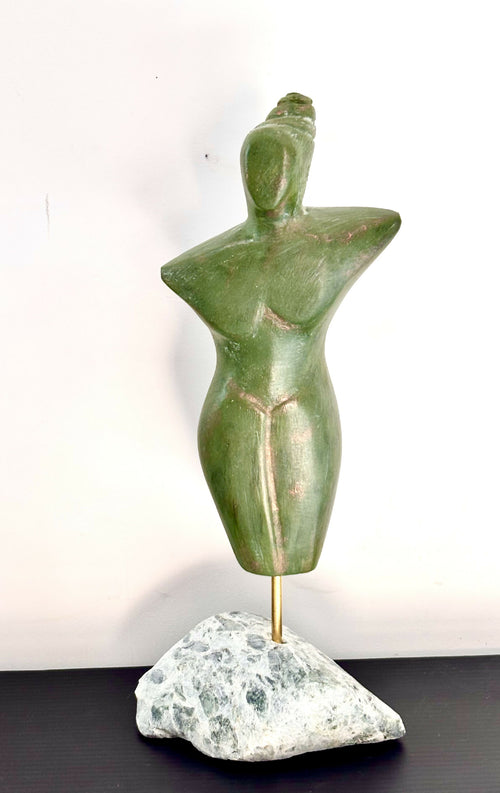Figurine 25 en pierre calcaire, patine vert bronze, socle en granite vert | EMPREINTES Paris - EMPREINTES Paris