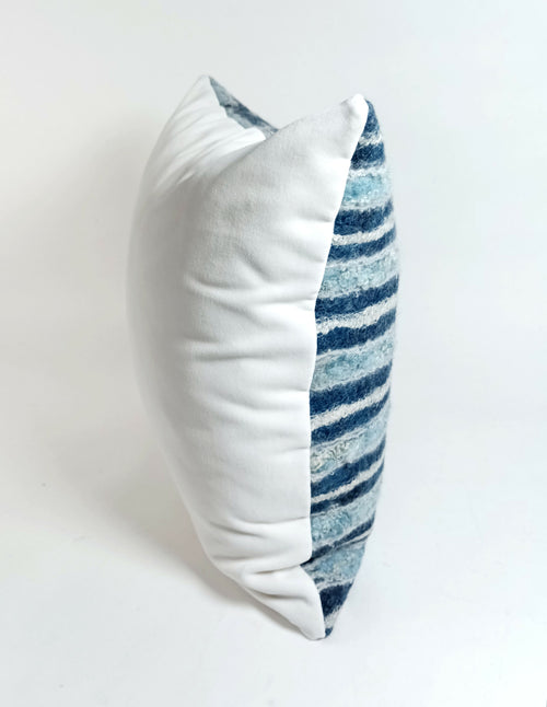 Coussin Rayé Indigo Blanc en feutre de laine | EMPREINTES Paris - EMPREINTES Paris