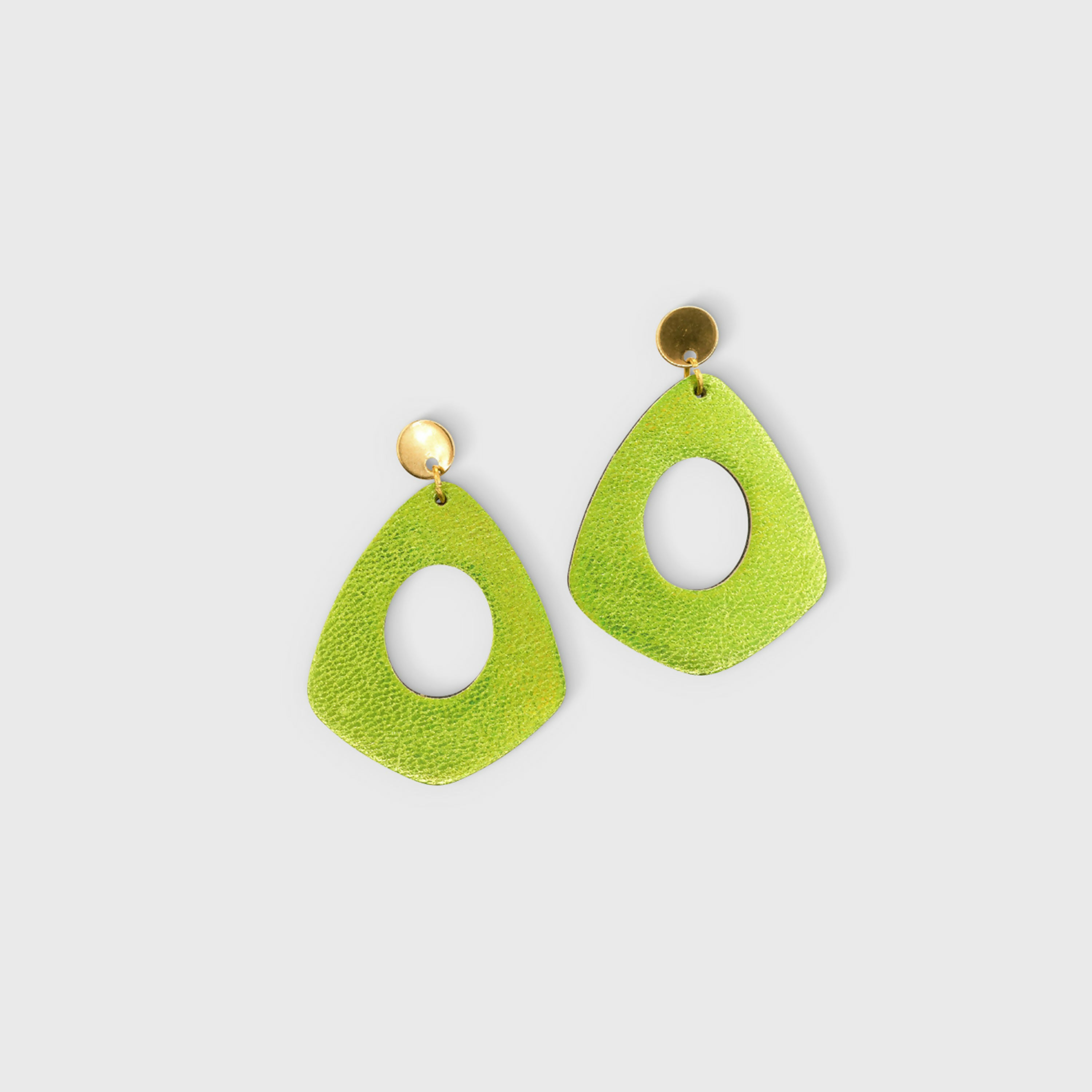 boucles_doreilles_creoles_en_cuir_vert_metallise_julie_troncin_maroquinerie | EMPREINTES Paris