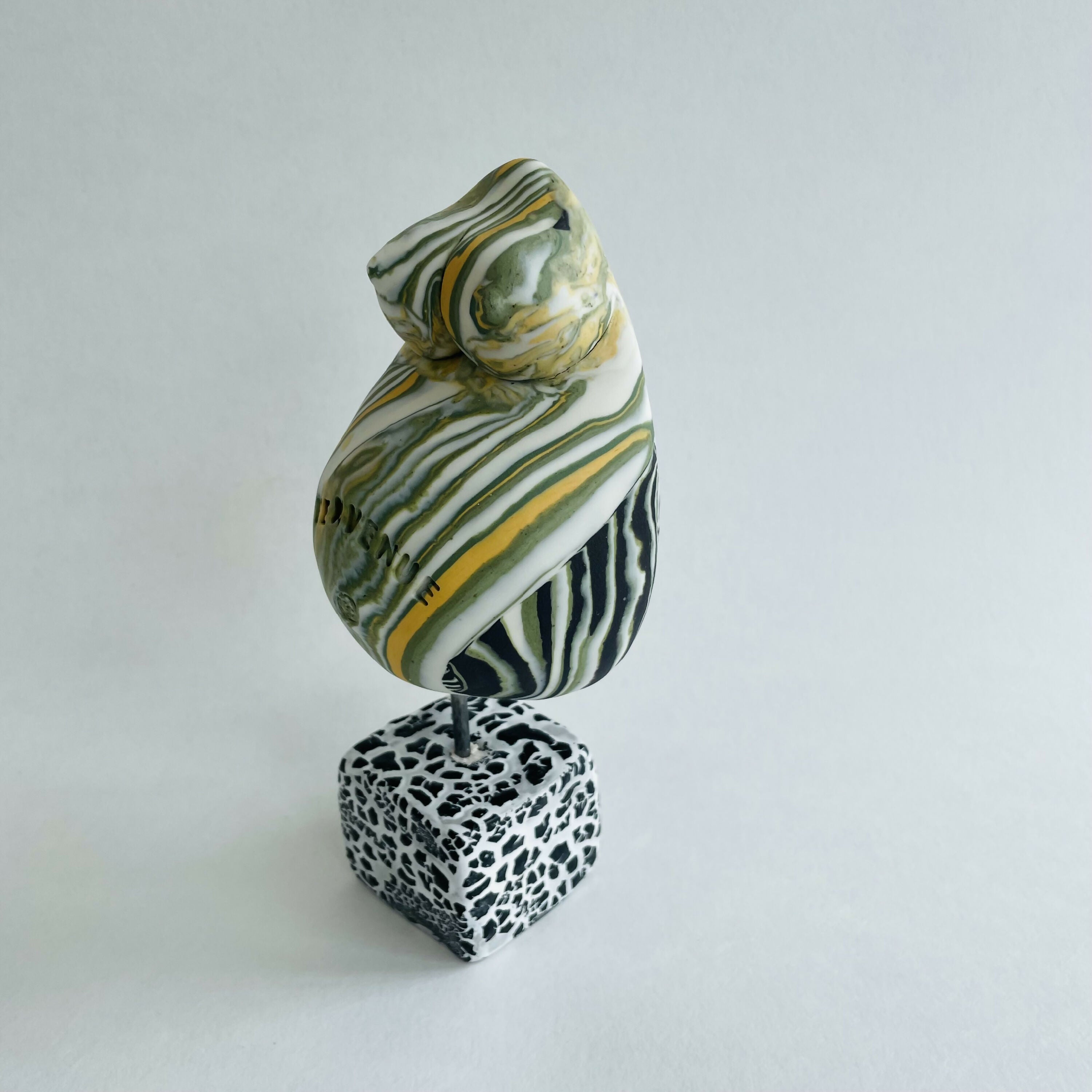 Sculpture femme enceinte nériage porcelaine blanc noir vert jaune bleu | EMPREINTES Paris