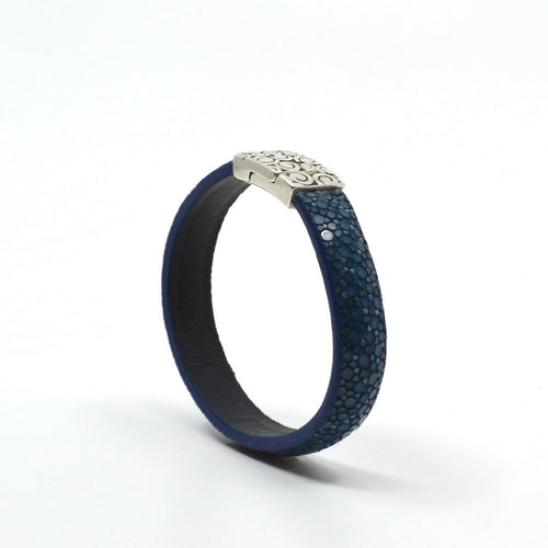 bracelet_en_galuchat_bleu_de_prusse_fermoir_eole_sylvie_zarnowski copie | EMPREINTES Paris - EMPREINTES Paris