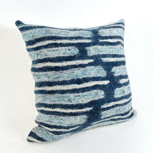 Coussin Rayé Indigo Blanc en feutre de laine | EMPREINTES Paris - EMPREINTES Paris