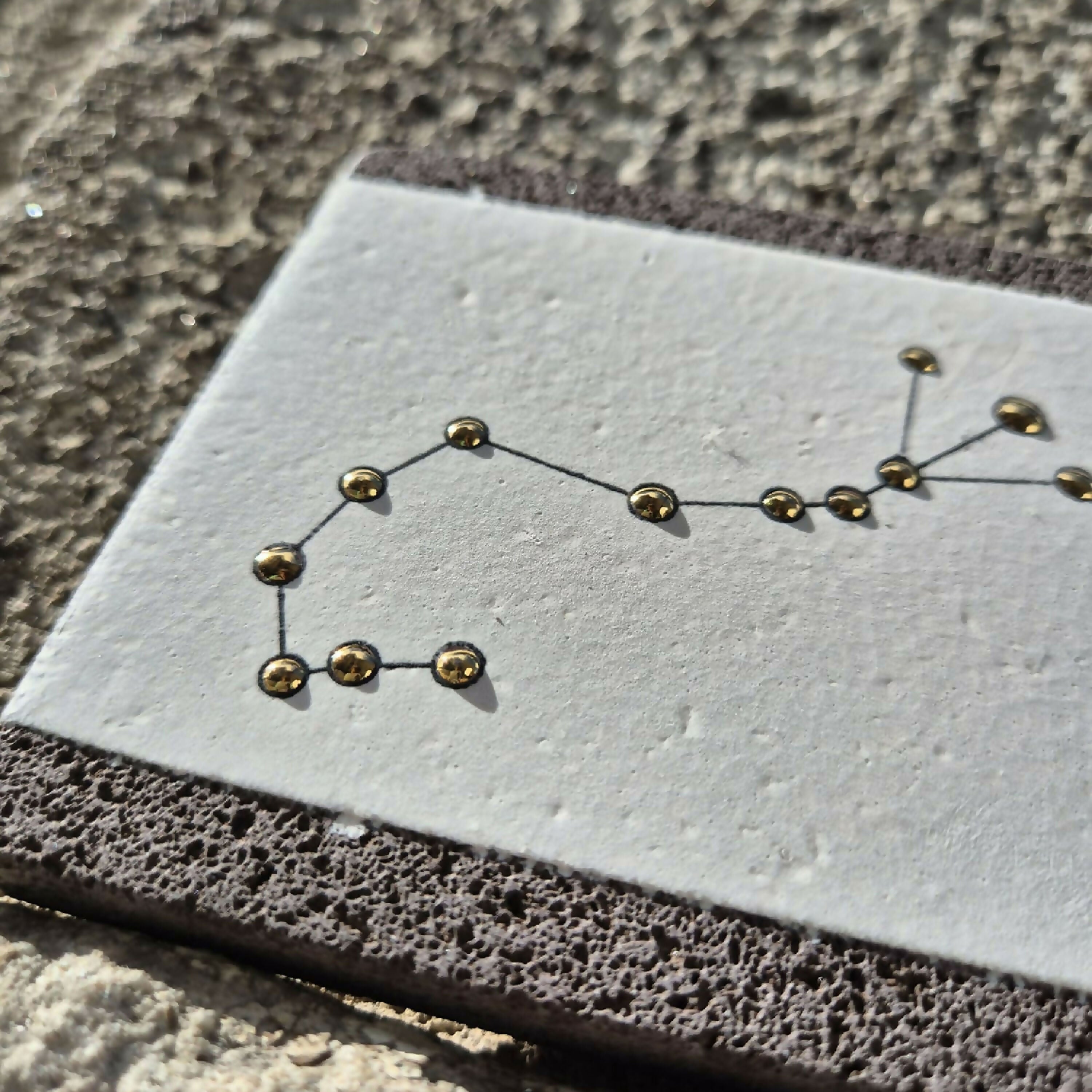 carre_de_pierre_de_lave_emaillee_constellation_du_scorpion_les_emaux_de_marie copie | EMPREINTES Paris