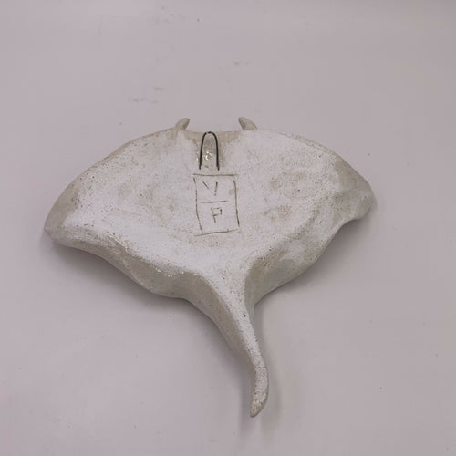 Sculpture moyenne petite Raie Manta en grès blanc - prenant copie | EMPREINTES Paris - EMPREINTES Paris