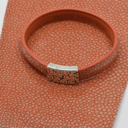 bracelet_en_galuchat_orange_fermoir_eole_sylvie_zarnowski copie | EMPREINTES Paris - EMPREINTES Paris