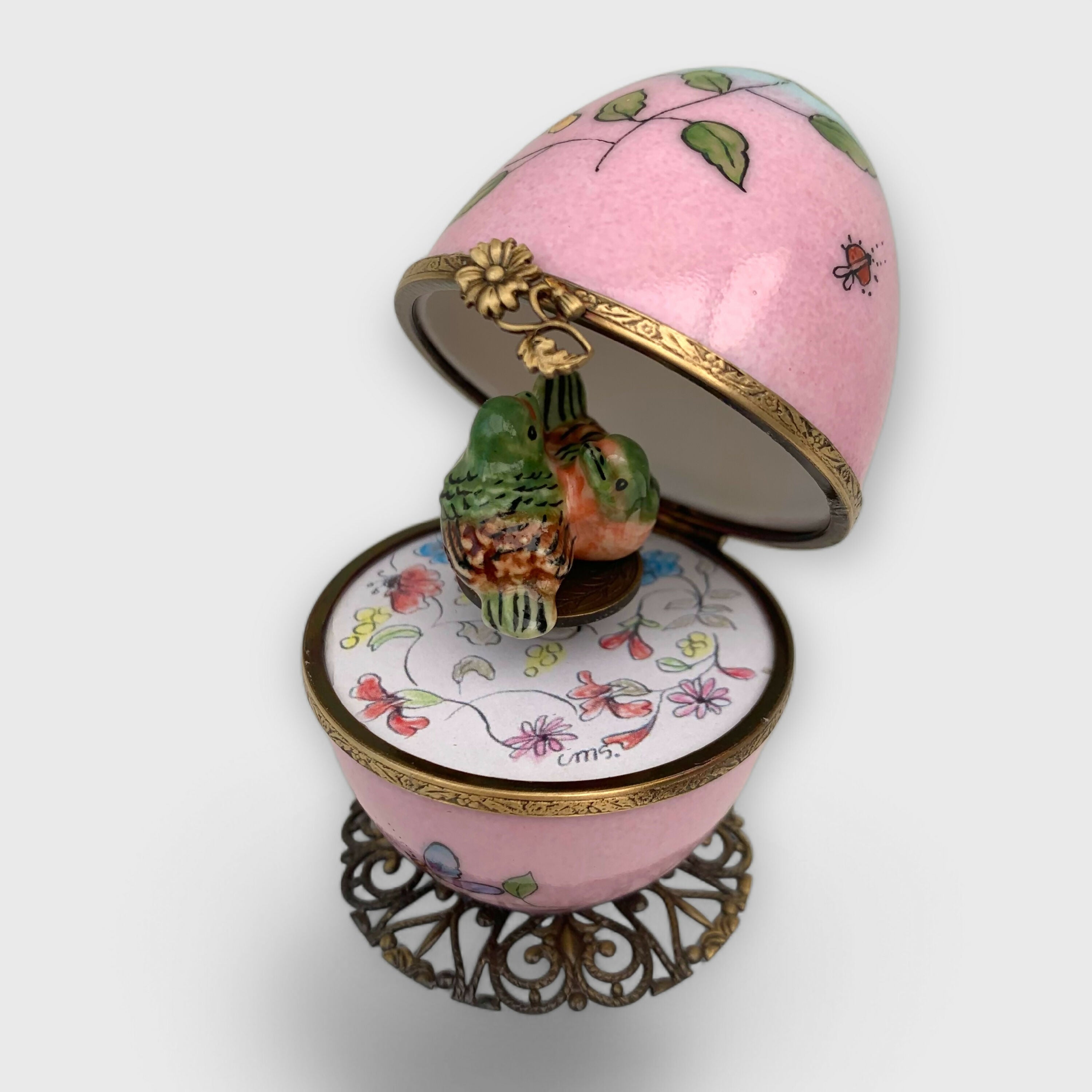 rose_deco-maison_home-decor_cadeau-rose_style-faberge_art-nouveau_insectes_libellule_printemps_fleur_pastel_papillons_automate_cadeau-amoureux_saint-valentin_cadeau-naissance_fete-bebe_boite-a-musique_enfantin_noce-de-porcelaine_fete-des-meres_mariage_oeuf-collection_collection-classique_cadeau-fin-annee_cadeaux-maitresses | EMPREINTES Paris