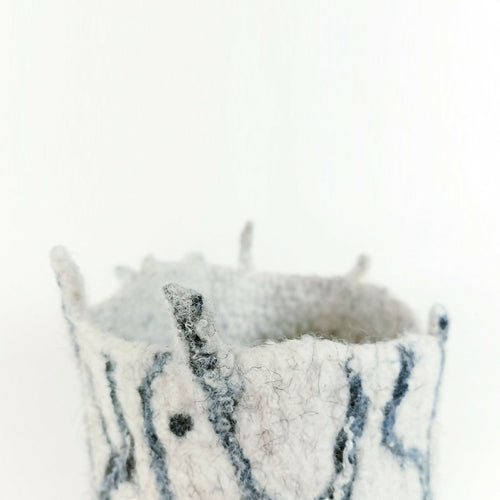 vase_haut_algues_bleublanc_en_feutre_de_laine_atelier_lanzetta copie | EMPREINTES Paris - EMPREINTES Paris