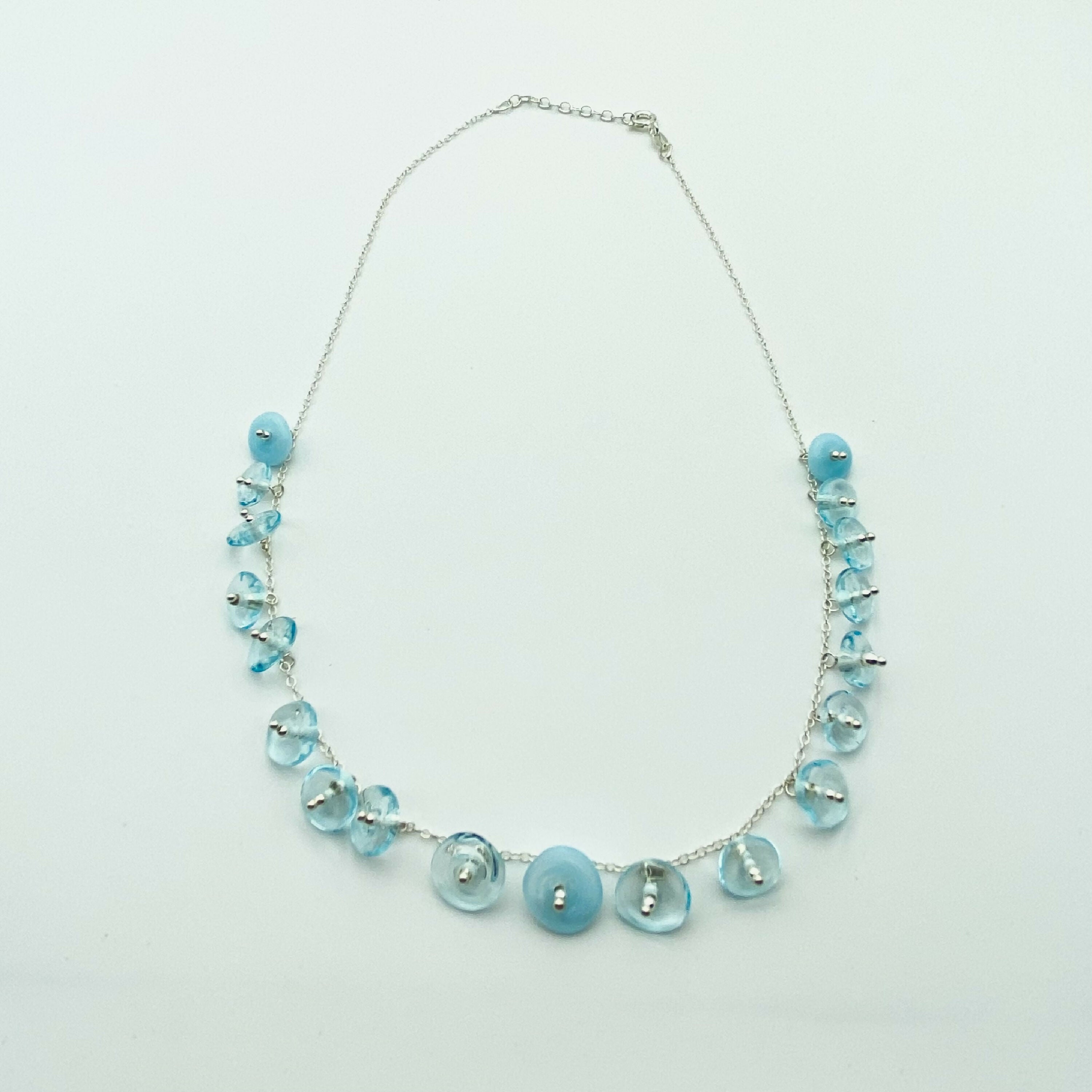 collier_avec_perles_en_verre_bleu_transparent_tres_clair_monte_sur_une_chaine_en_argent_lathoumetie_helene copie | EMPREINTES Paris