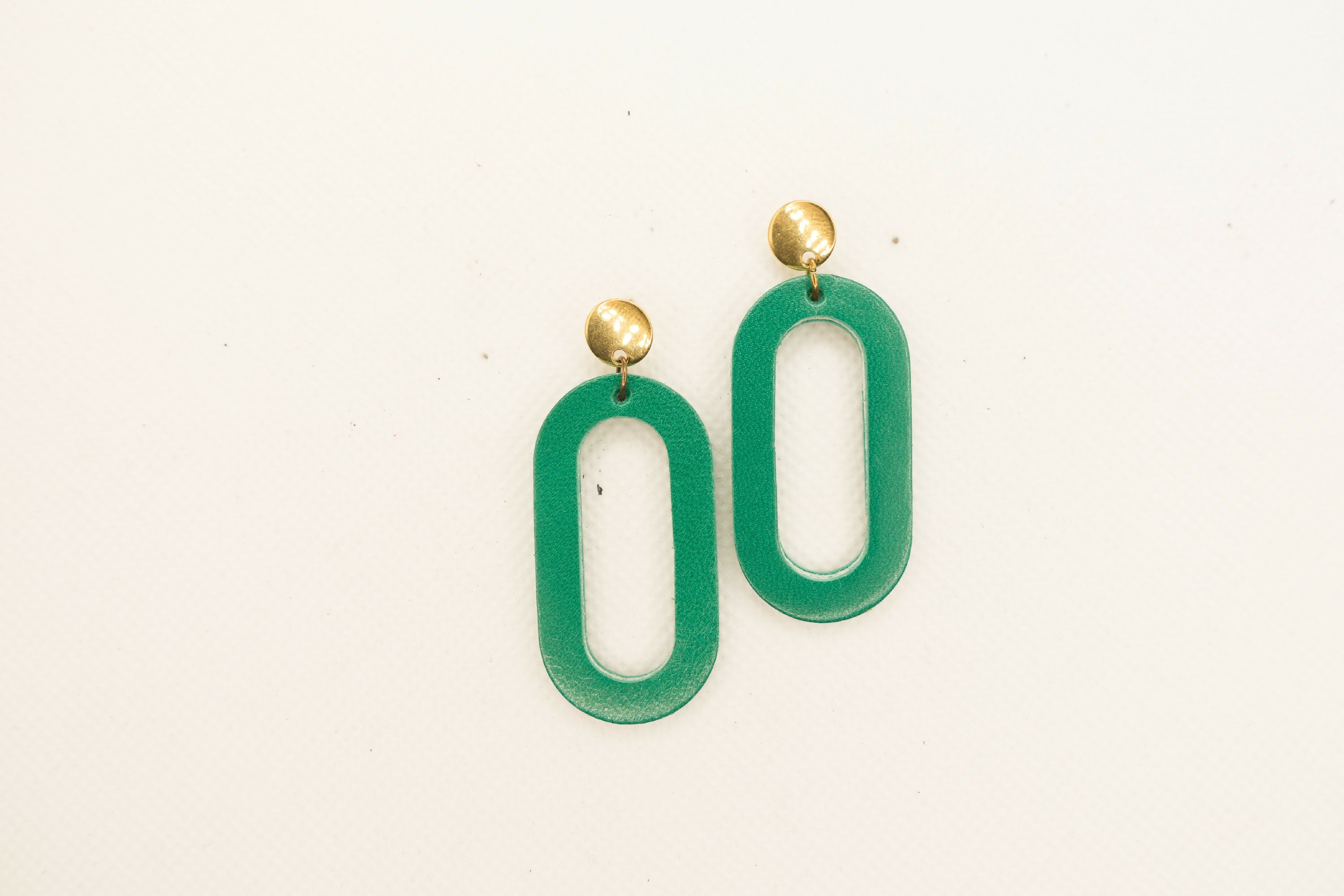 boucles_doreilles_arche_art_deco_en_cuir_vert_julie_troncin_maroquinerie | EMPREINTES Paris