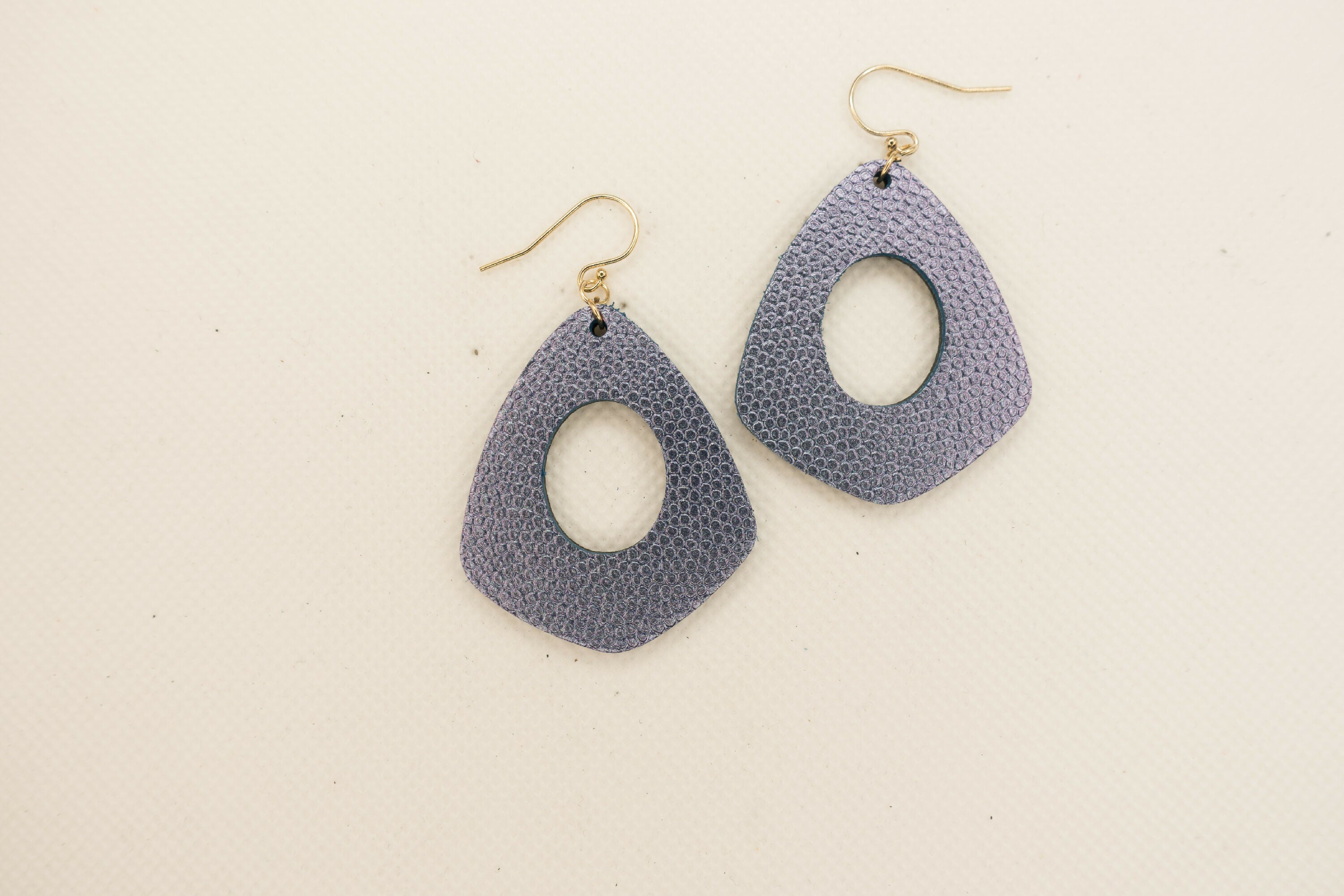 boucles_doreilles_creoles_en_cuir_violet_julie_troncin_maroquinerie | EMPREINTES Paris