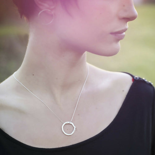 Collier cercle texturé en argent massif | EMPREINTES Paris - EMPREINTES Paris