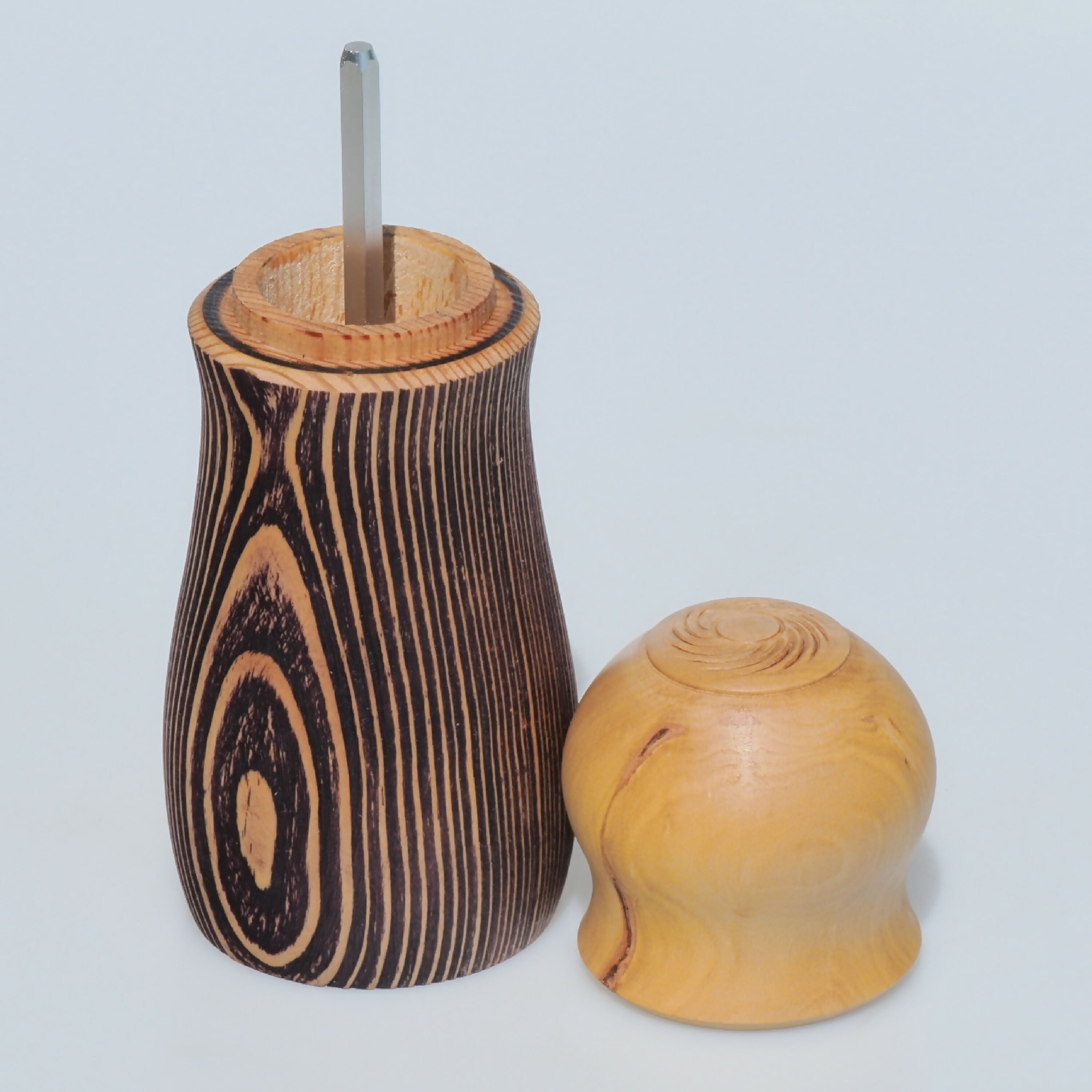 moulin_a_poivre_en_meleze_et_pommier_latelier_du_mercantour | EMPREINTES Paris