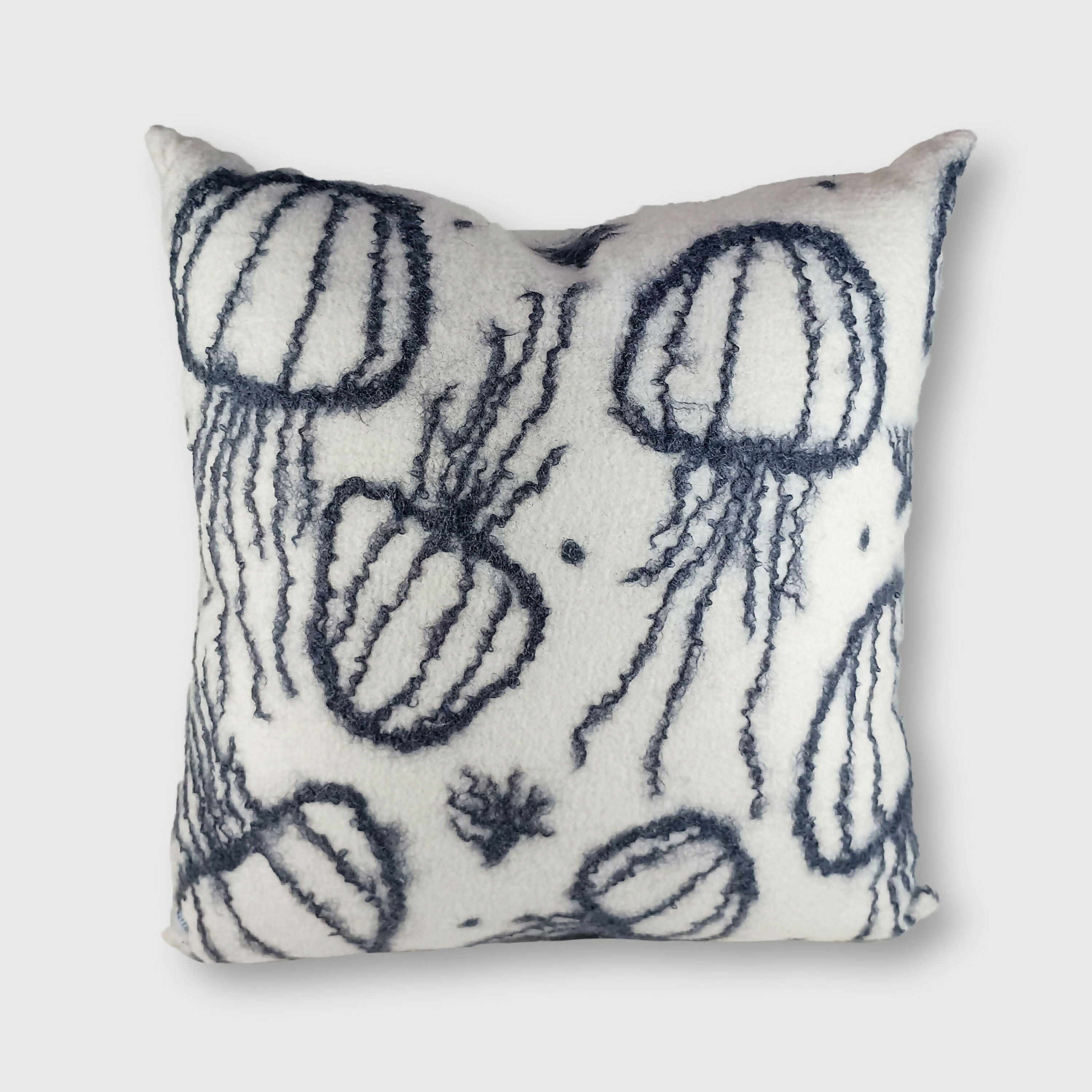 coussin_carre_en_feutre_de_laine_decor_meduses_atelier_lanzetta copie | EMPREINTES Paris