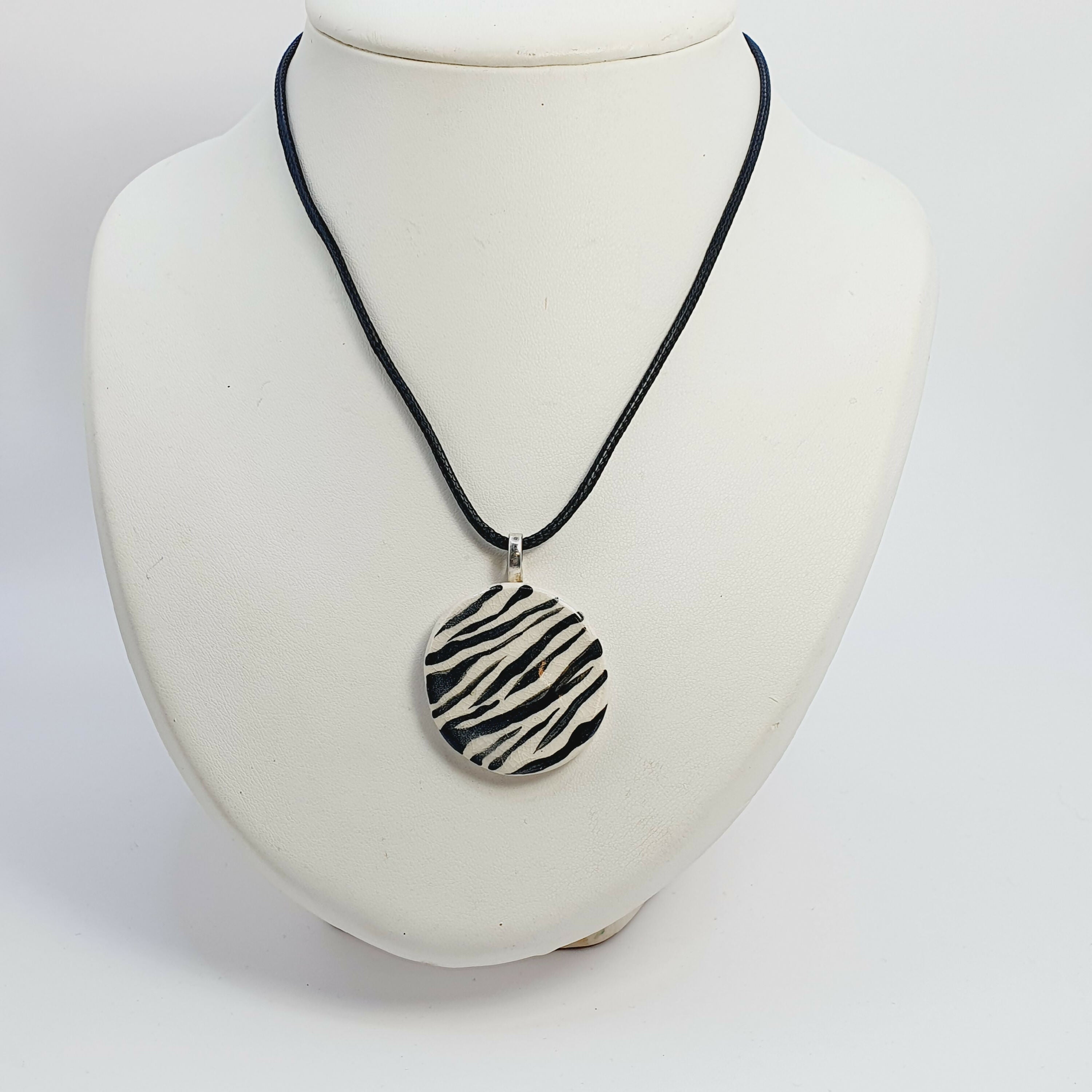 Pendentif zébré en céramique fait main | EMPREINTES Paris