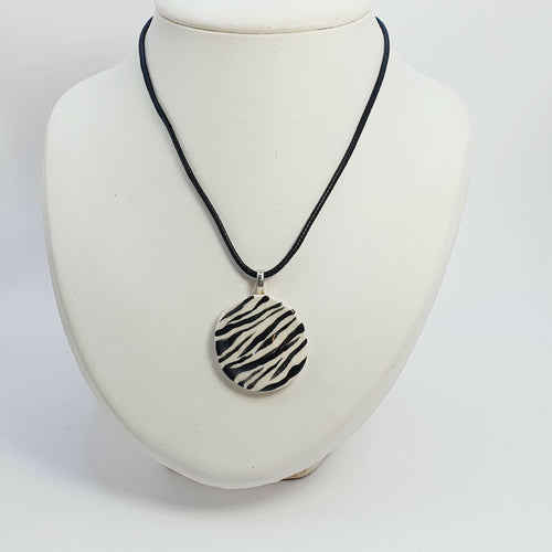 Pendentif zébré en céramique fait main | EMPREINTES Paris - EMPREINTES Paris
