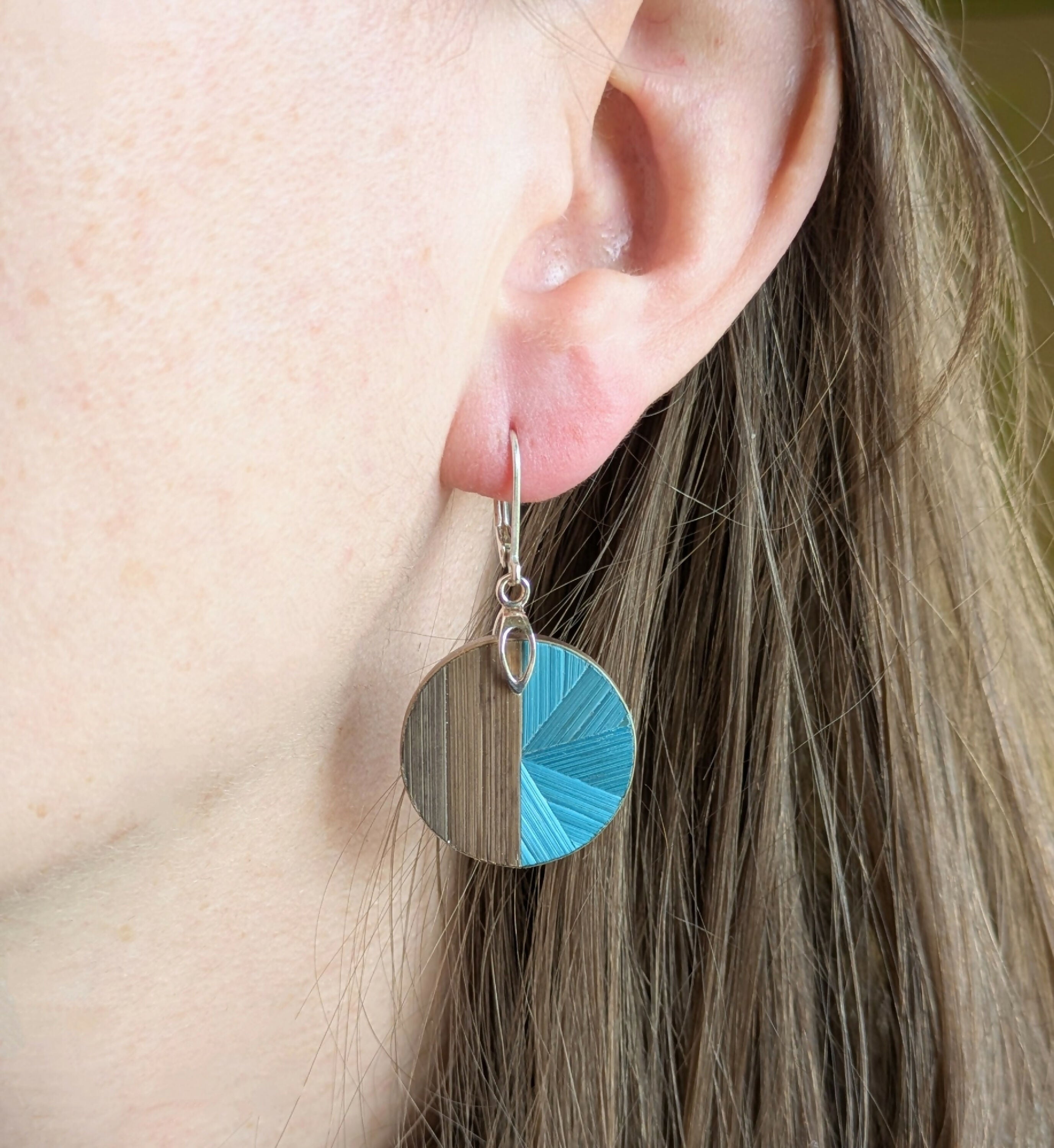 boucles_doreilles_rondes_avec_marqueterie_de_paille_bronze_vieilli_turquoise_crochets_argent_925_jerome_ebenisteri copie | EMPREINTES Paris