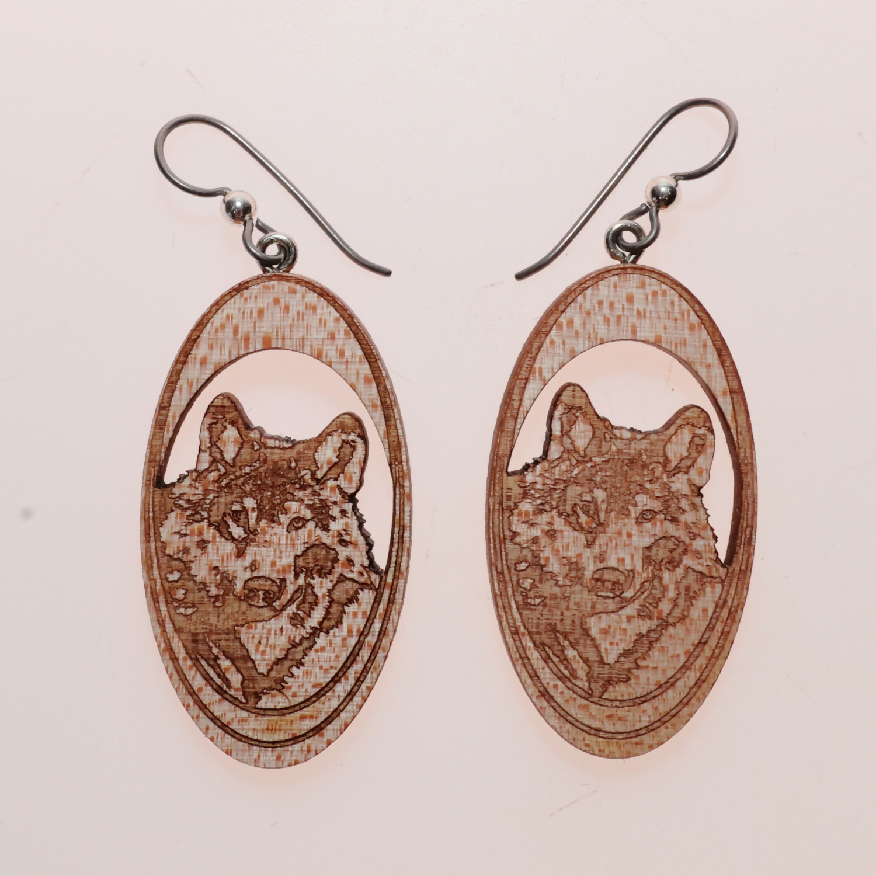 boucles_doreilles_loup_en_erable_latelier_du_mercantour copie | EMPREINTES Paris