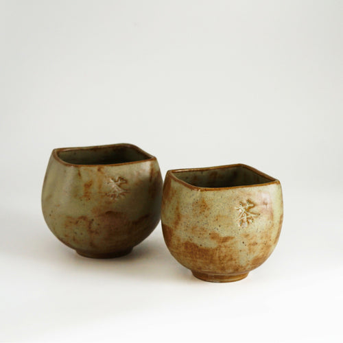 Tasse en grès - ocre avec kanji 'thé' | EMPREINTES Paris - EMPREINTES Paris