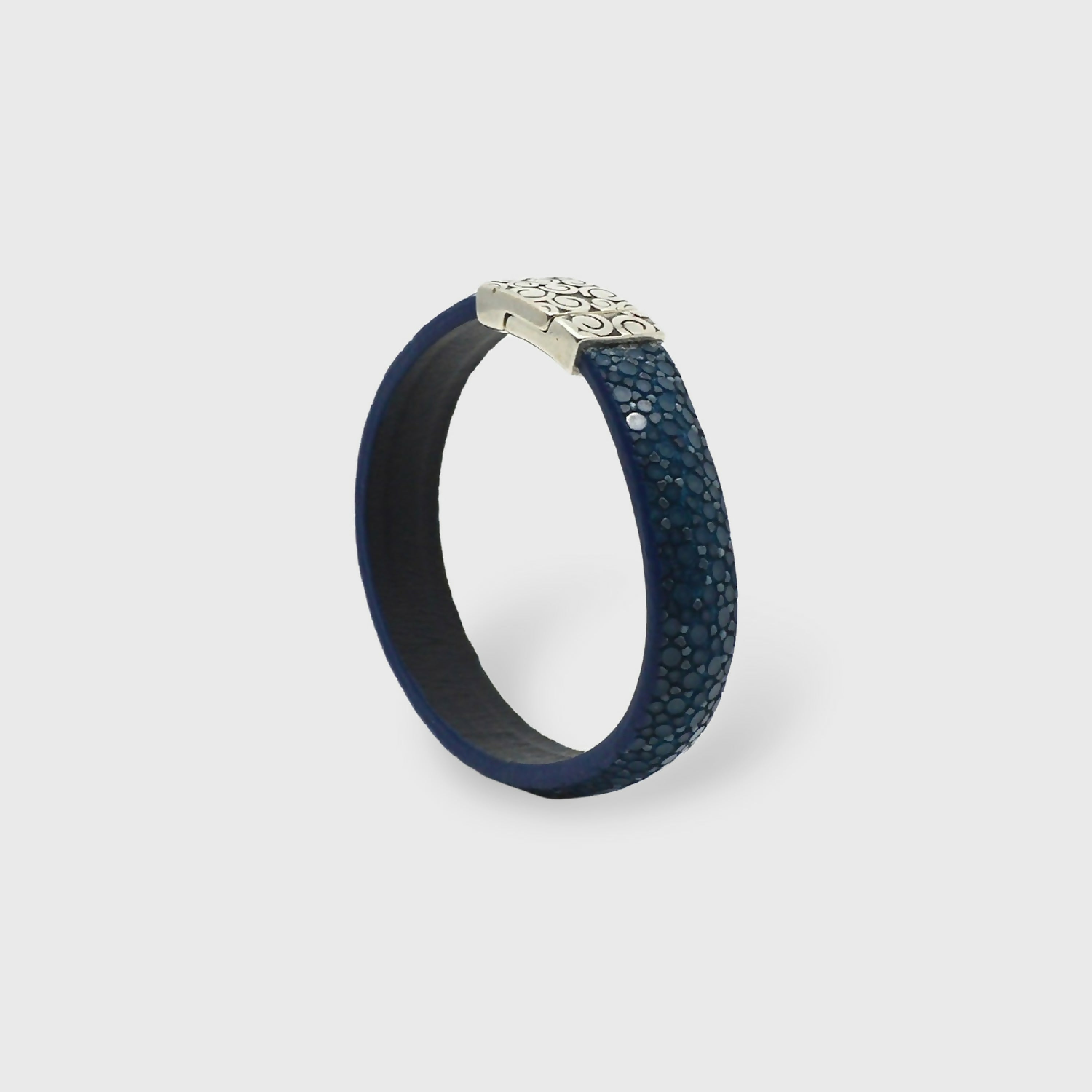 bracelet_en_galuchat_bleu_de_prusse_fermoir_eole_sylvie_zarnowski copie | EMPREINTES Paris