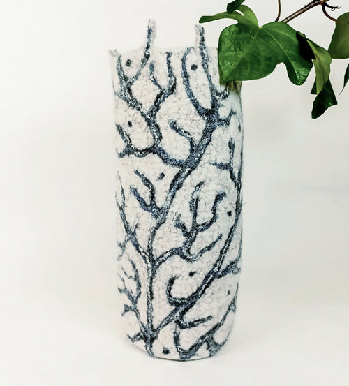 vase_haut_algues_bleublanc_en_feutre_de_laine_atelier_lanzetta copie | EMPREINTES Paris - EMPREINTES Paris