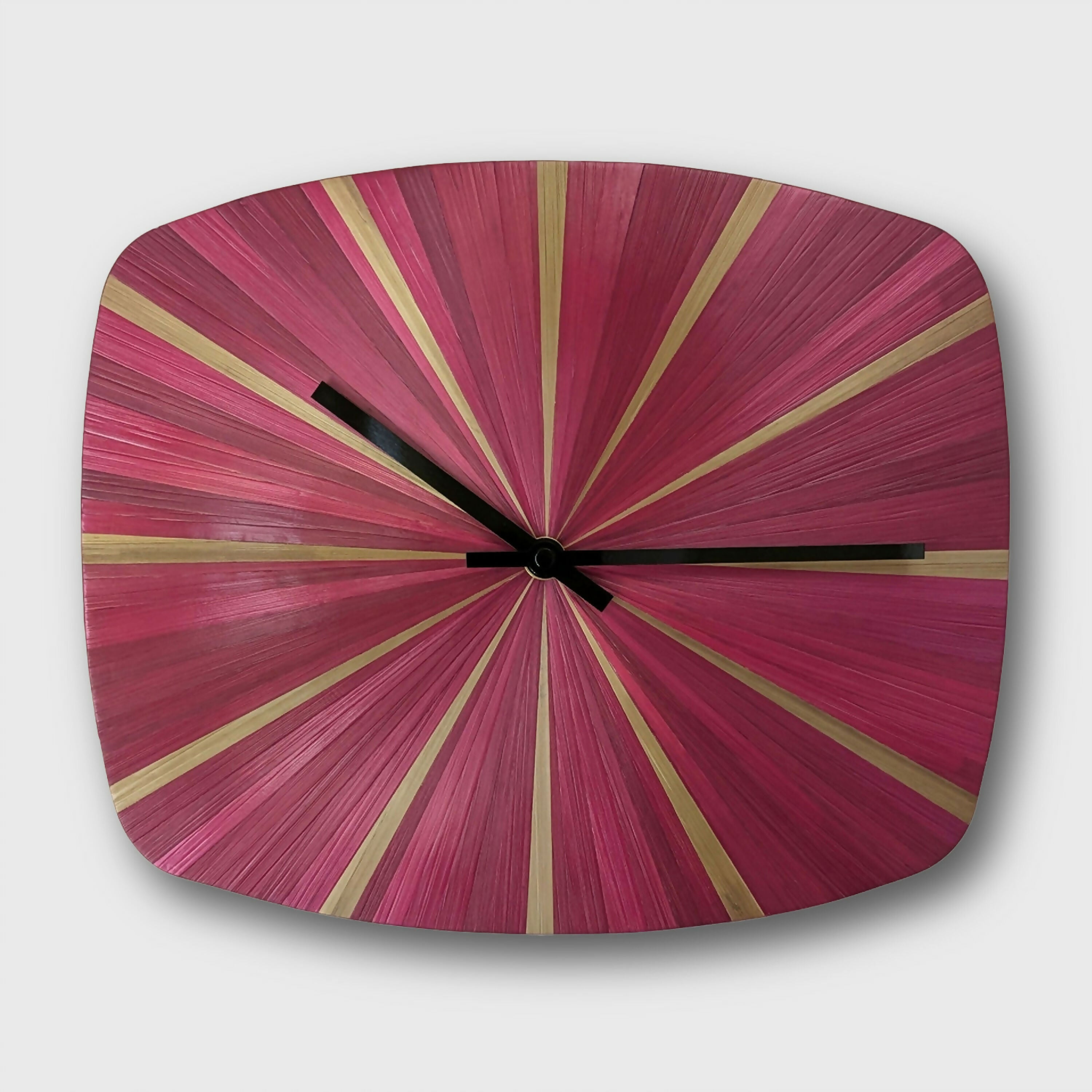 horloge_murale_forme_vintage_avec_marqueterie_de_paille_bordeaux_et_doree_jerome_ebenisterie copie | EMPREINTES Paris