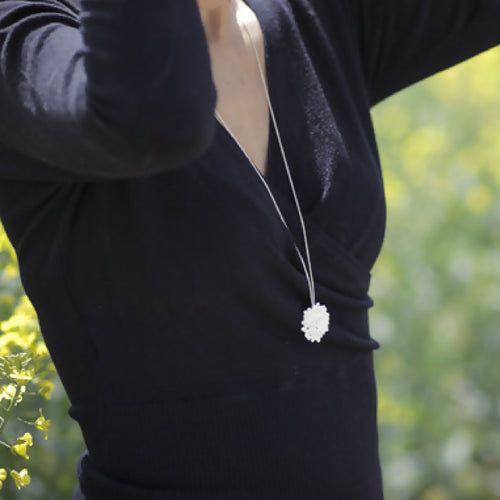 Sautoir en argent massif blanchi, Forme abstraite inspiré de la nature | EMPREINTES Paris - EMPREINTES Paris