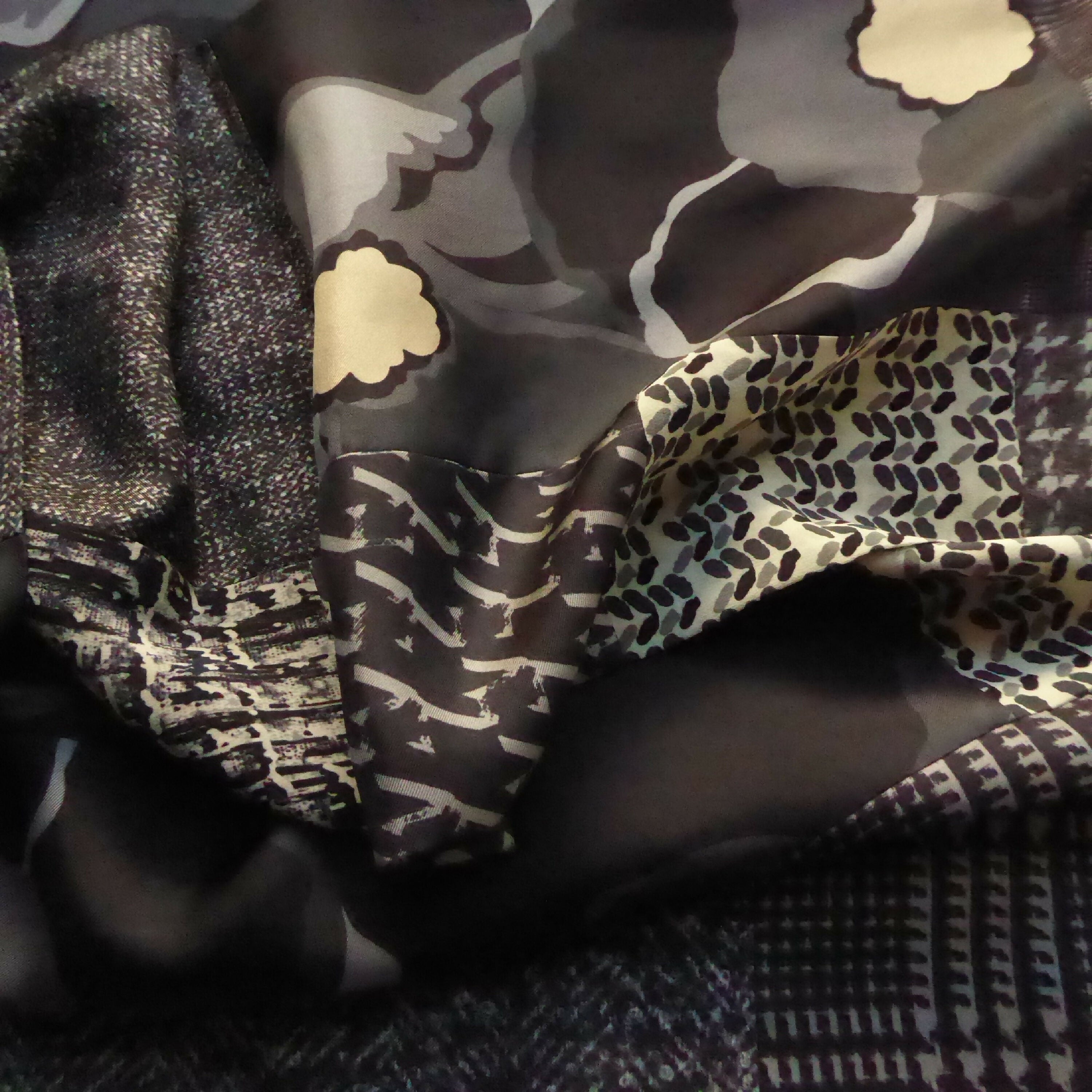 grande_echarpe_soie_graphique_gris_noir_maya_hochman copie | EMPREINTES Paris