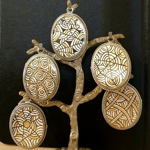 medaillon_a_motifs_geometriques_les_parchemins_dores_enluminure copie | EMPREINTES Paris - EMPREINTES Paris