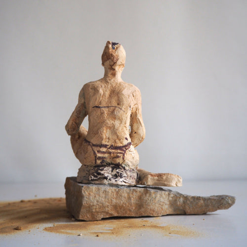 Sculpture Les Baigneuses - Femme assise en maillot bordeaux sur pierre | EMPREINTES Paris - EMPREINTES Paris