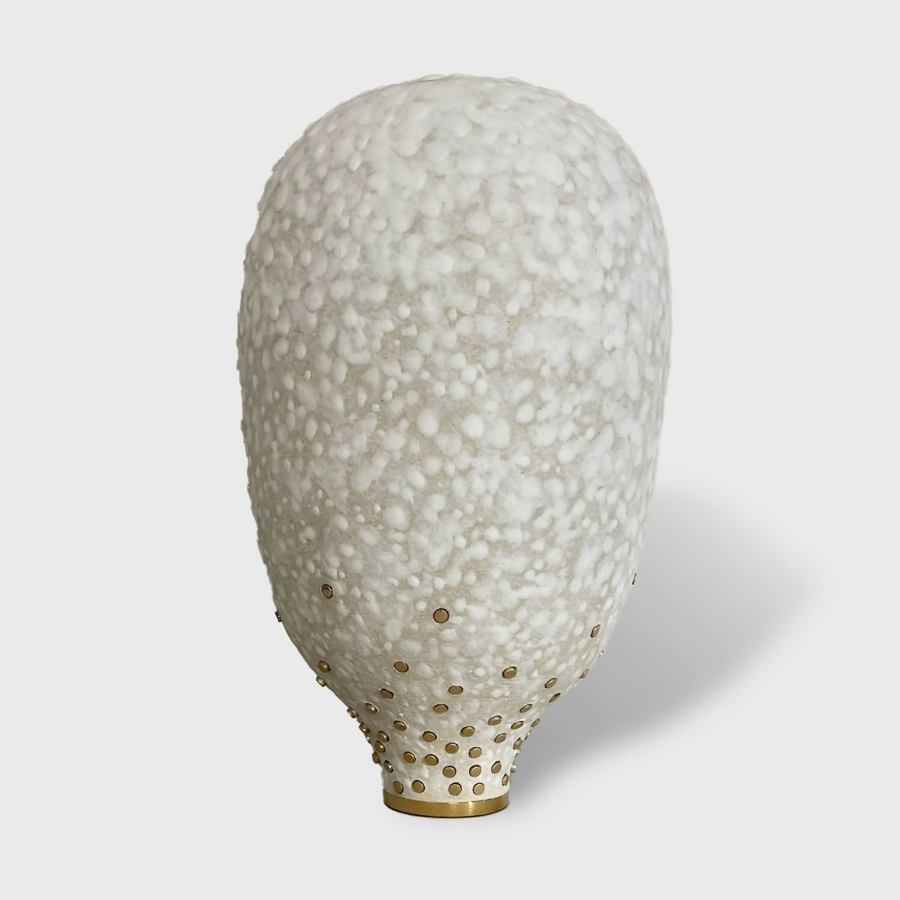 objet_decoratif_collection_presence_en_gres_blanc_porcelaine_et_laiton_noir_de_lune copie | EMPREINTES Paris