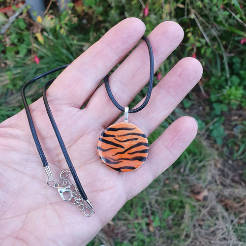 Pendentif tigré en céramique – Pièce unique faite main | EMPREINTES Paris - EMPREINTES Paris