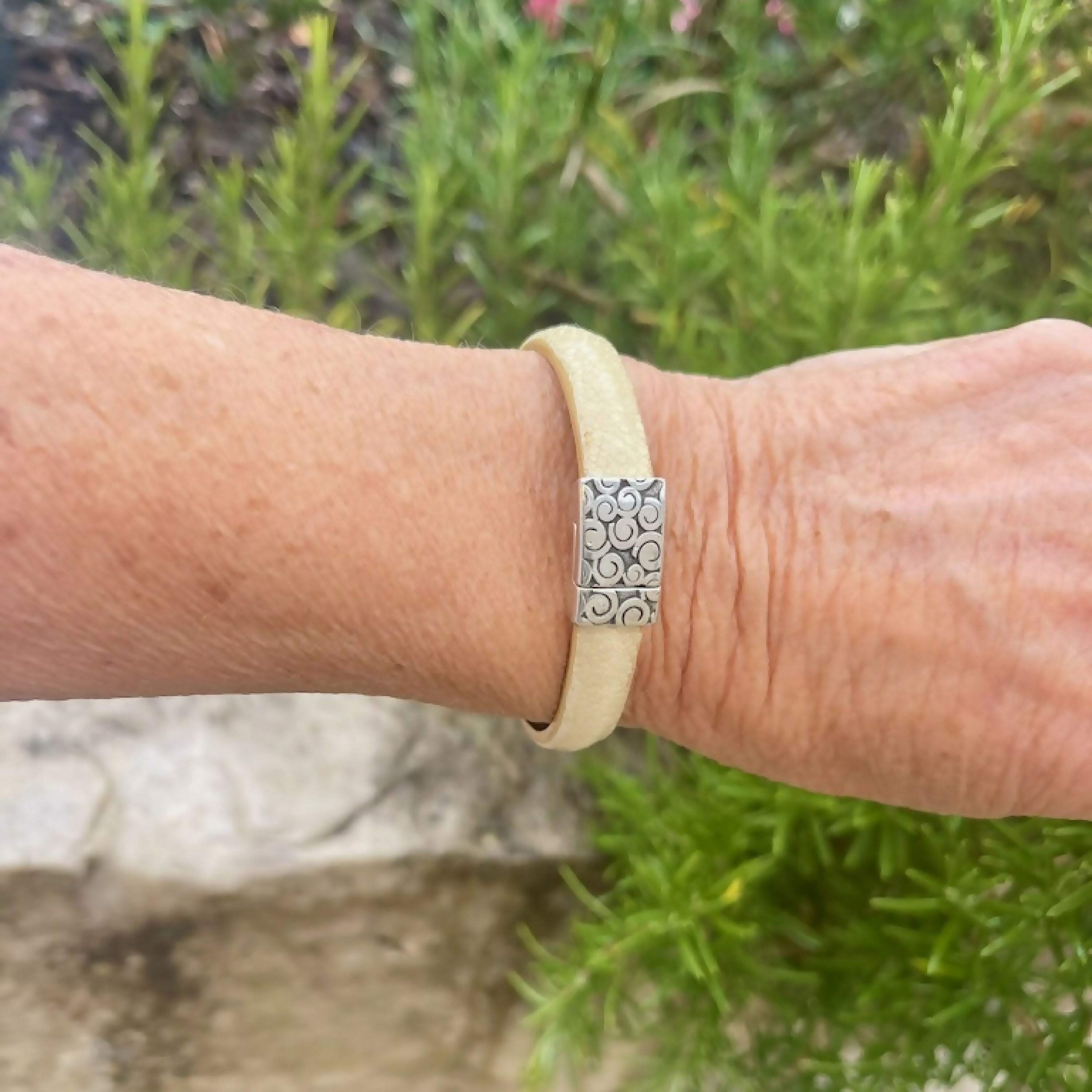 bracelet_en_galuchat_ivoire_fermoir_eole_sylvie_zarnowski copie | EMPREINTES Paris